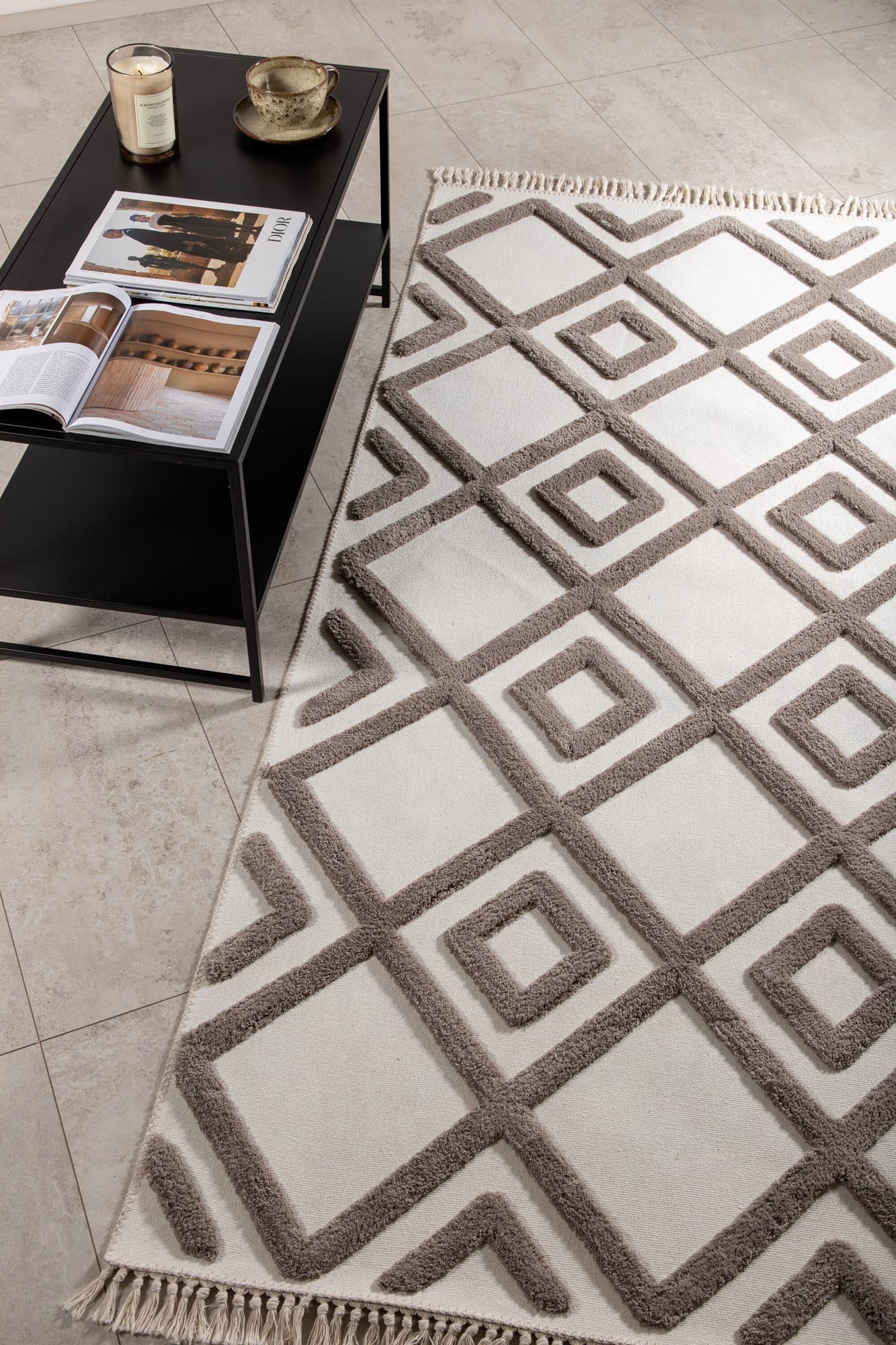 Towa Teppich in Braun präsentiert im Onlineshop von KAQTU Design AG. Teppich ist von Venture Home