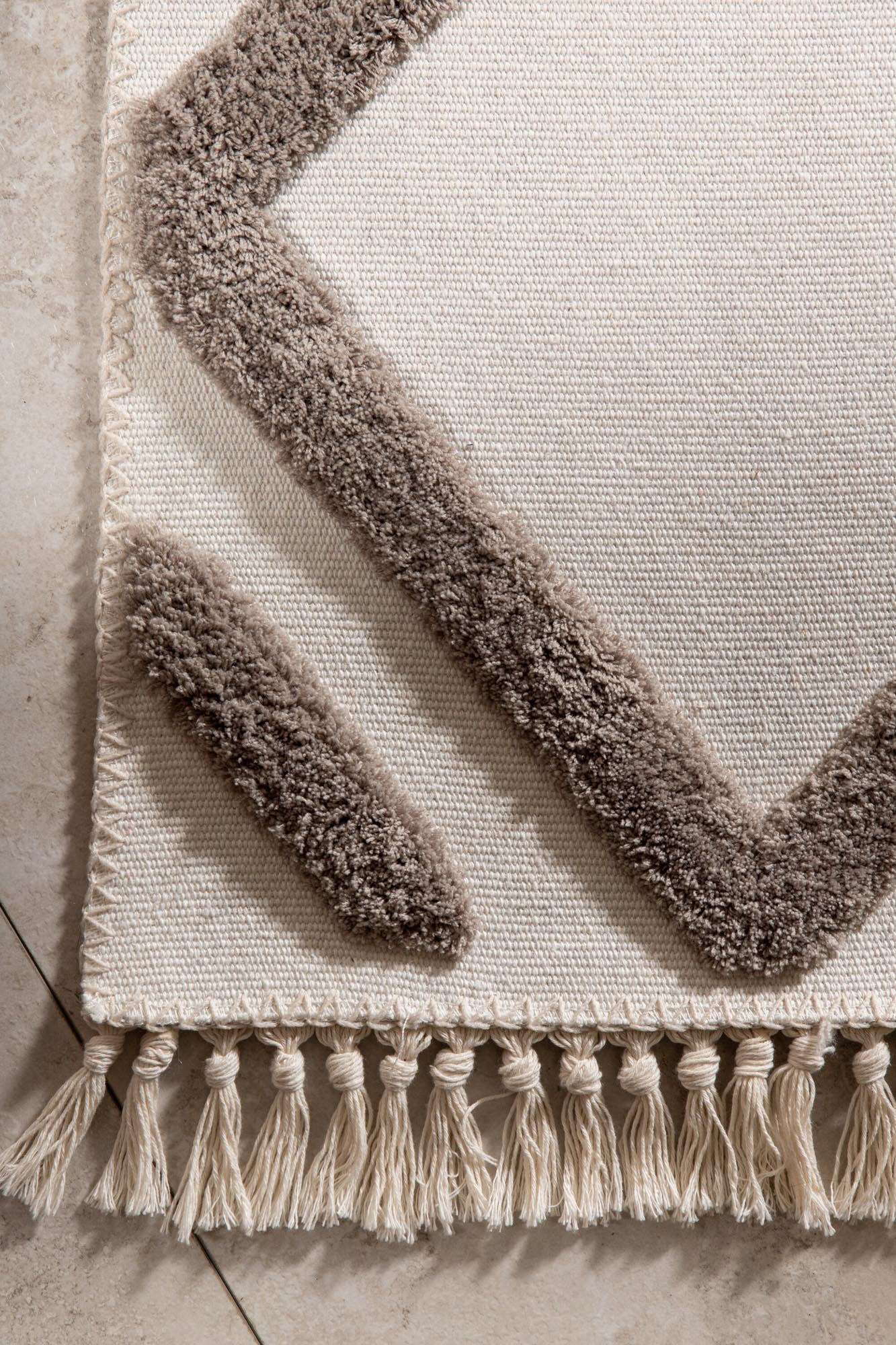 Towa Teppich in Braun präsentiert im Onlineshop von KAQTU Design AG. Teppich ist von Venture Home