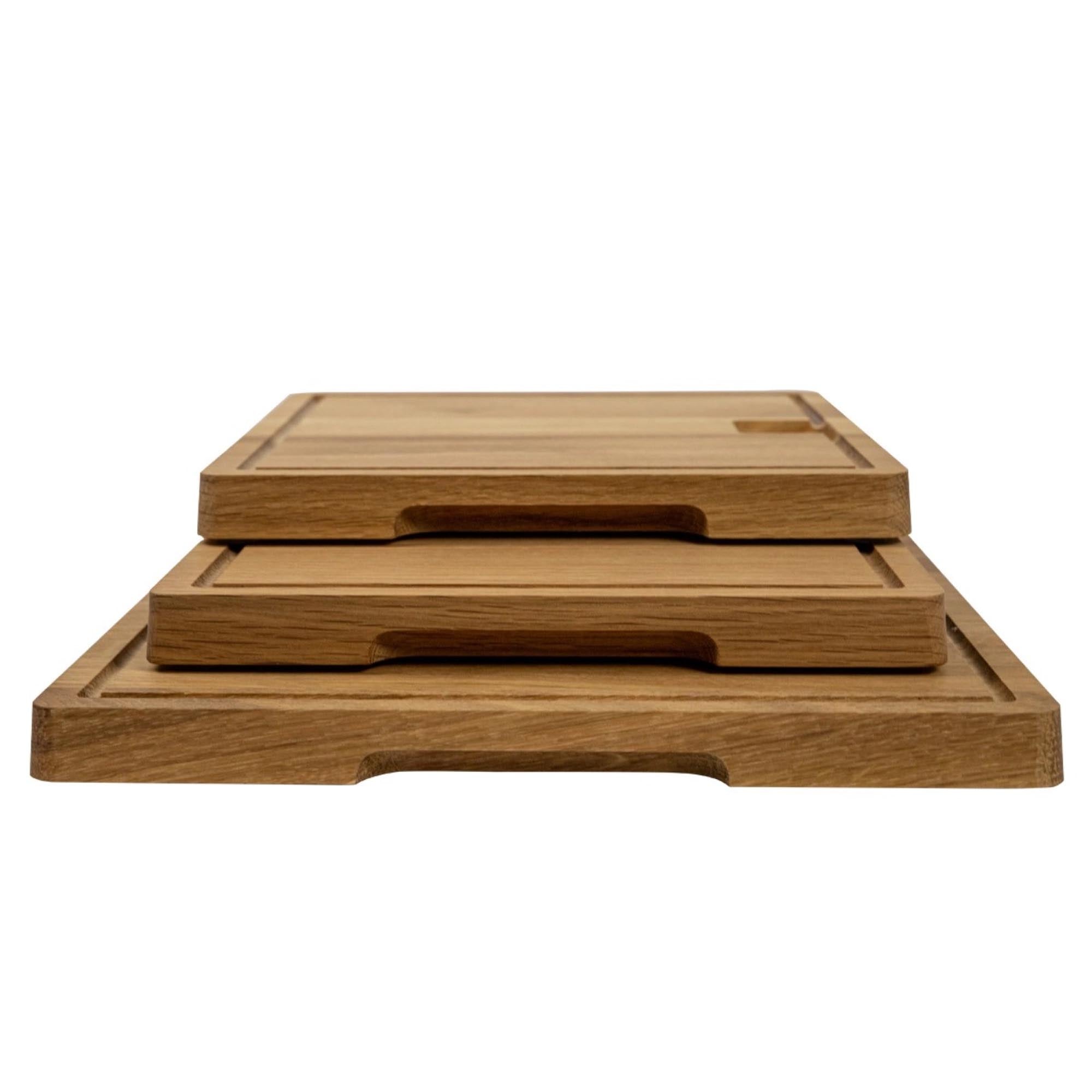 Elegantes Servierbrett aus Eiche, ideal für gesellige Anlässe.