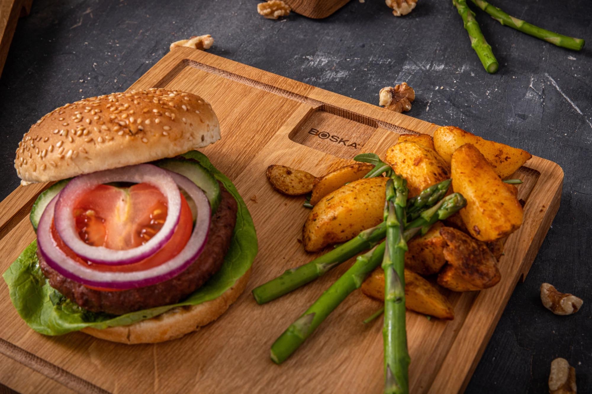Entdecken Sie das elegante Dining Brett Friends S von Boska, 23x23x2.2cm. Aus robuster Eiche gefertigt, ideal für ansprechende Snack-Präsentationen.