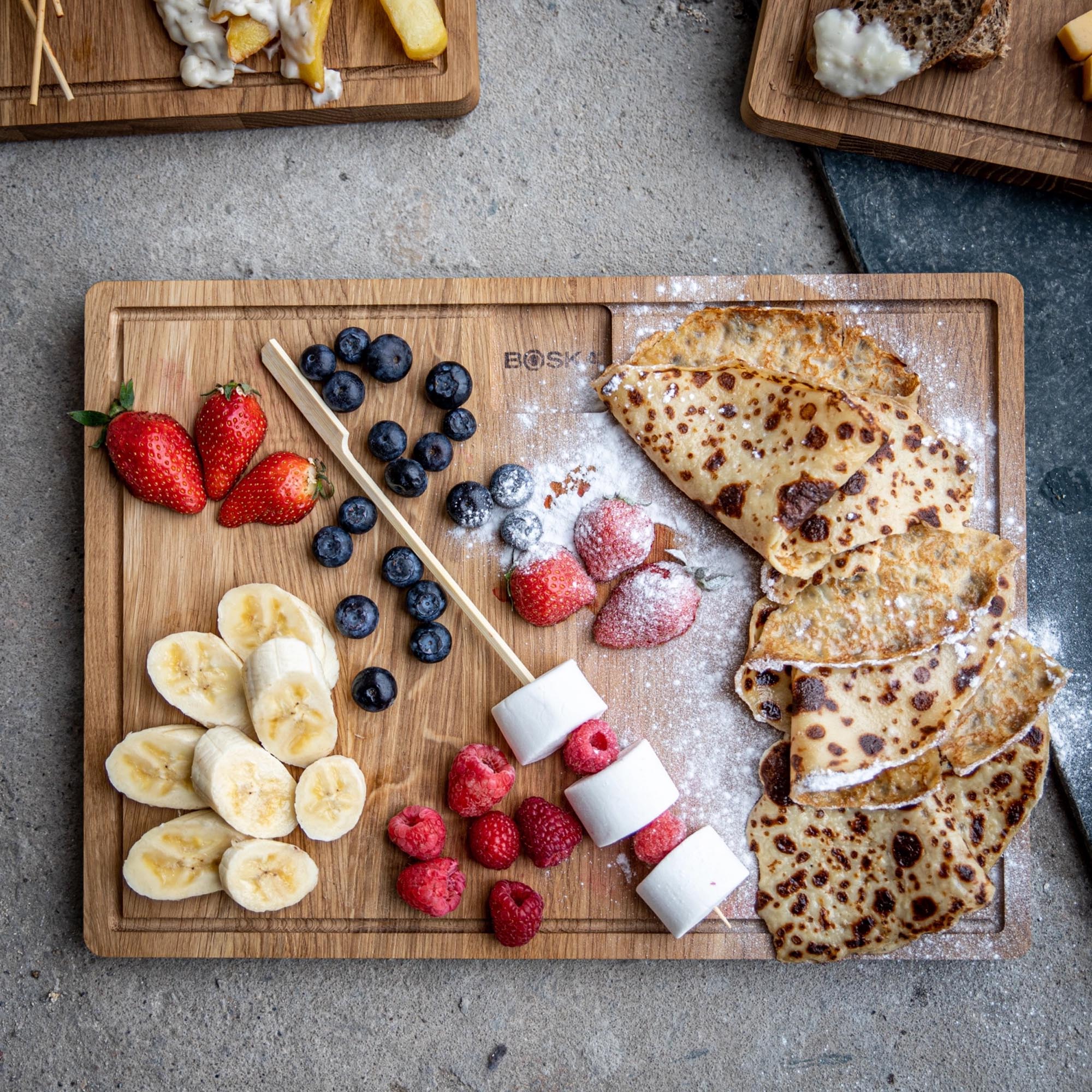 Das Dining Brett Friends M von Boska vereint Eleganz und Funktionalität. Hergestellt aus robuster Eiche, perfekt zum Schneiden und Servieren.