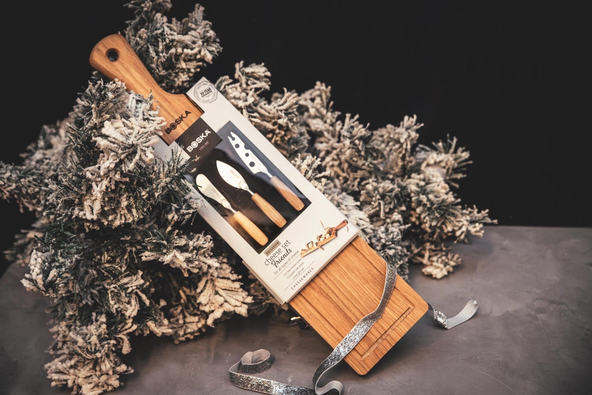 Stilvolles Käseset aus europäischer Eiche und Edelstahl von Boska. Ideal für Käsepräsentationen und gesellige Abende.