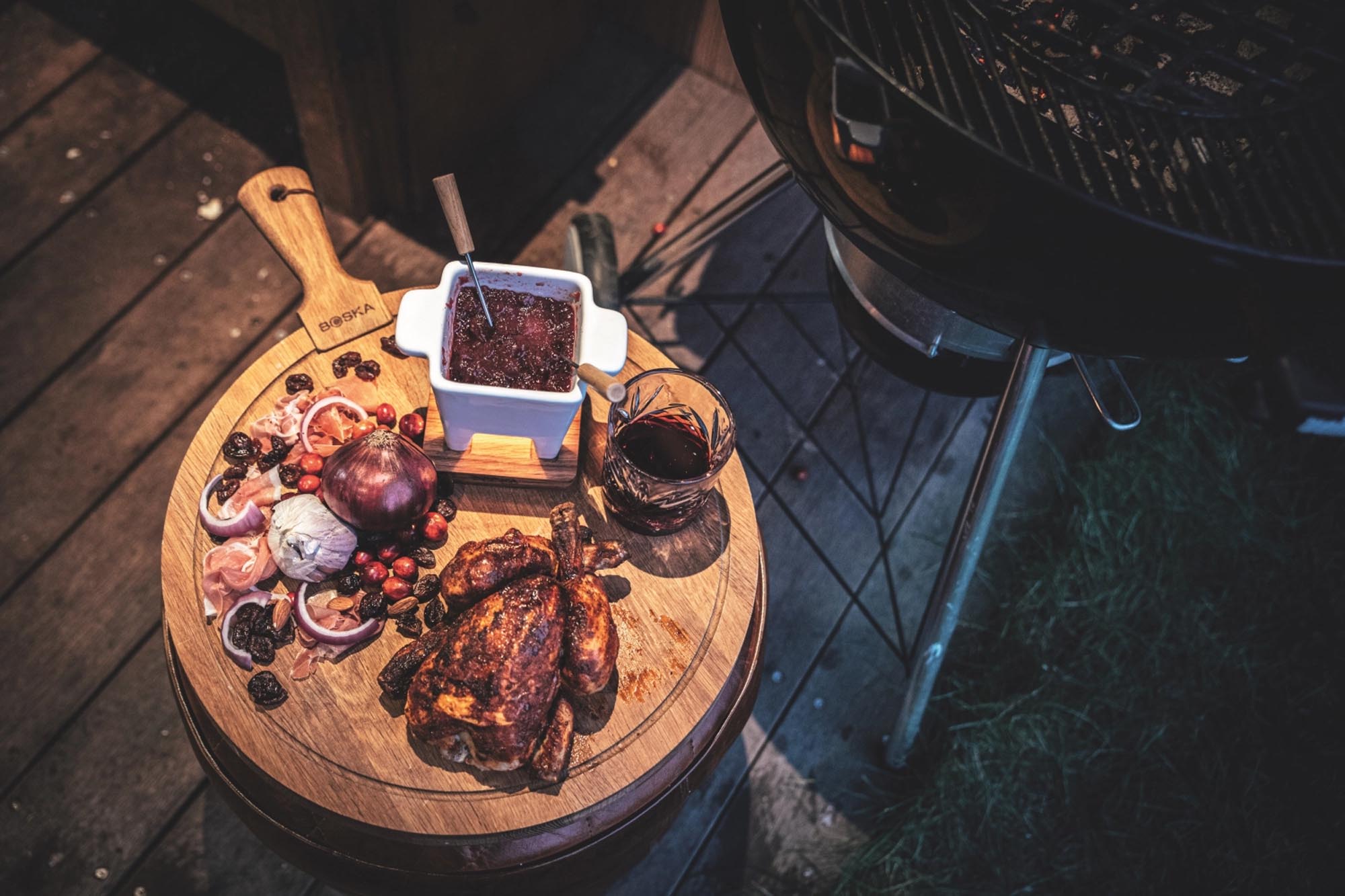 Elegantes rundes Servierbrett aus europäischer Eiche, ideal für jede Gelegenheit und langlebig im Design.