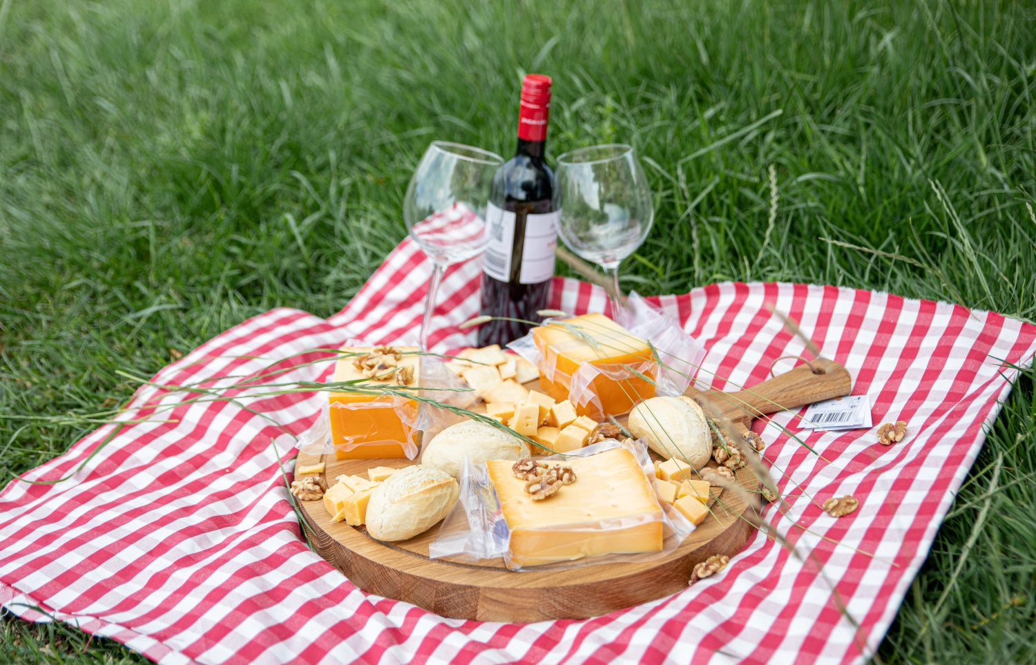 Rundes Servierbrett "Friends L" aus europäischer Eiche in Braun, ideal für stilvolles Servieren von Speisen und Snacks.