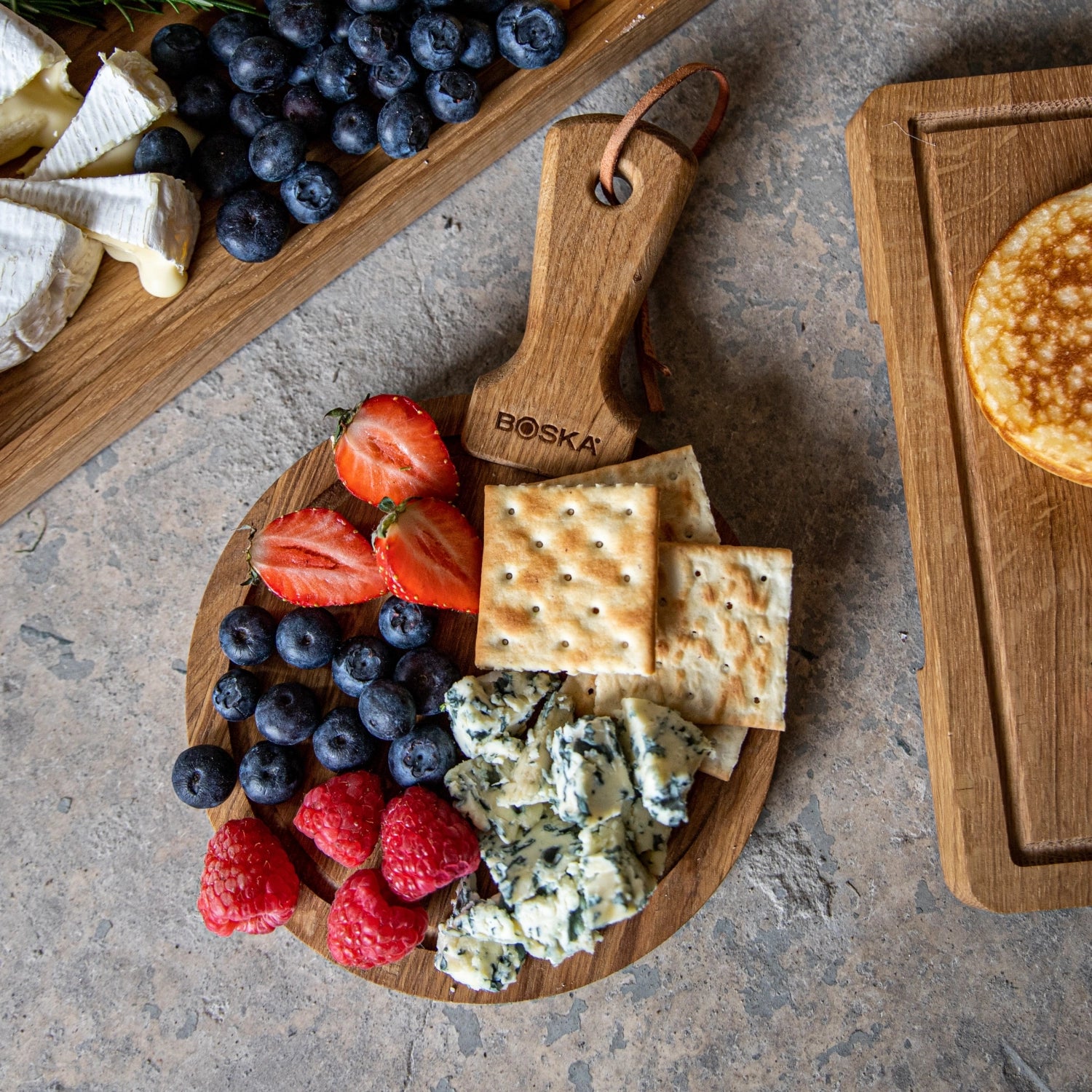 Erleben Sie das stilvolle Servierbrett Rund Friends S aus hochwertiger europäischer Eiche. Perfekt für Snacks und Vorspeisen, langlebig und elegant!