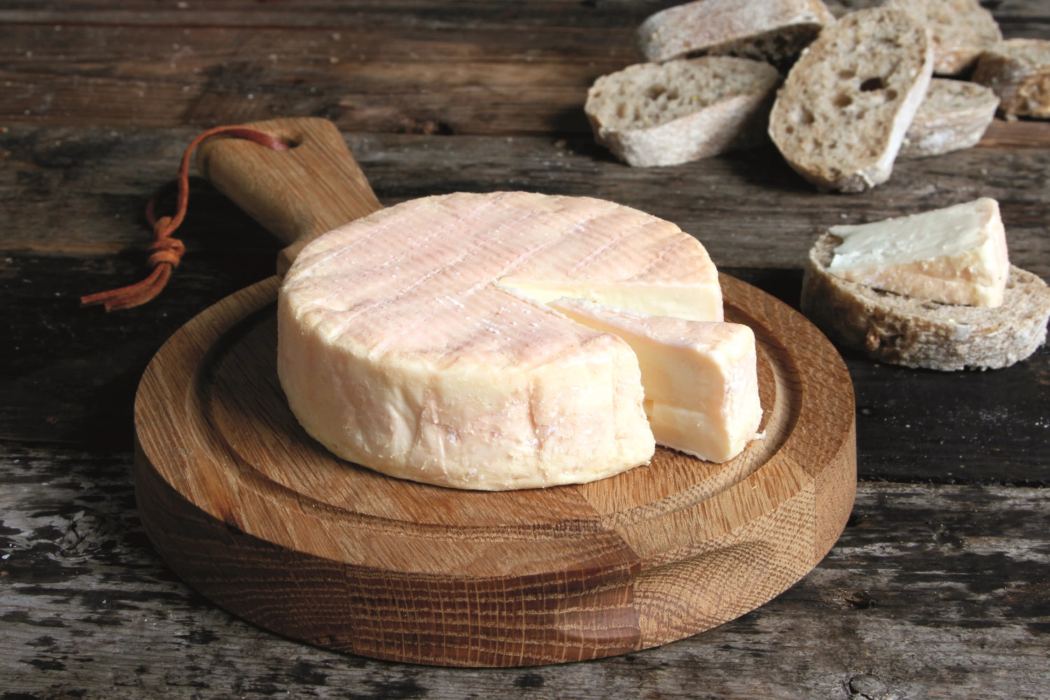 Entdecken Sie das elegante Servierbrett Rund Friends S aus robuster europäischer Eiche. Ideal für Snacks und Käseplatten, pflegeleicht und langlebig!