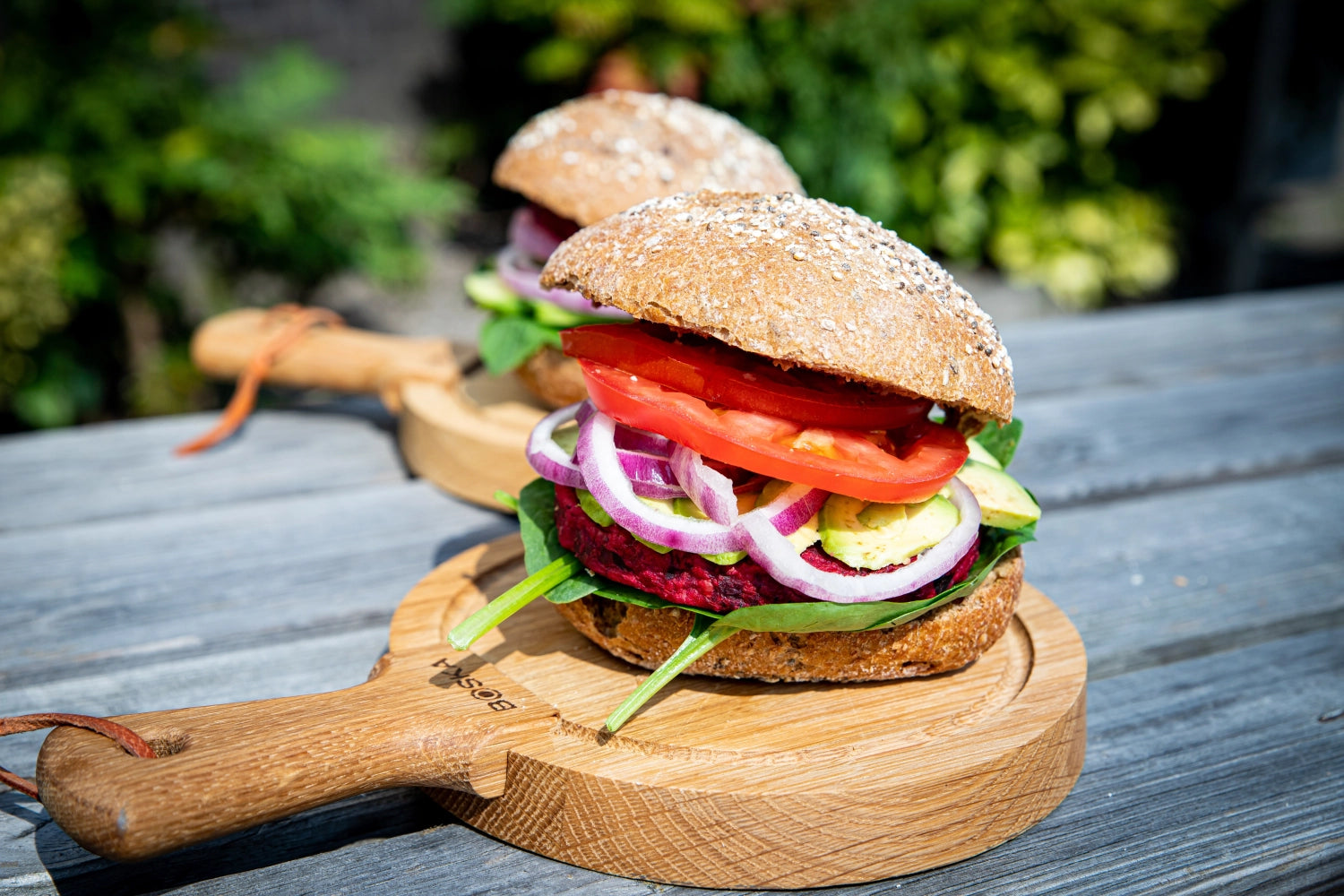 Erleben Sie das stilvolle Servierbrett Rund Friends S aus hochwertiger europäischer Eiche. Perfekt für Snacks und Vorspeisen, langlebig und elegant!