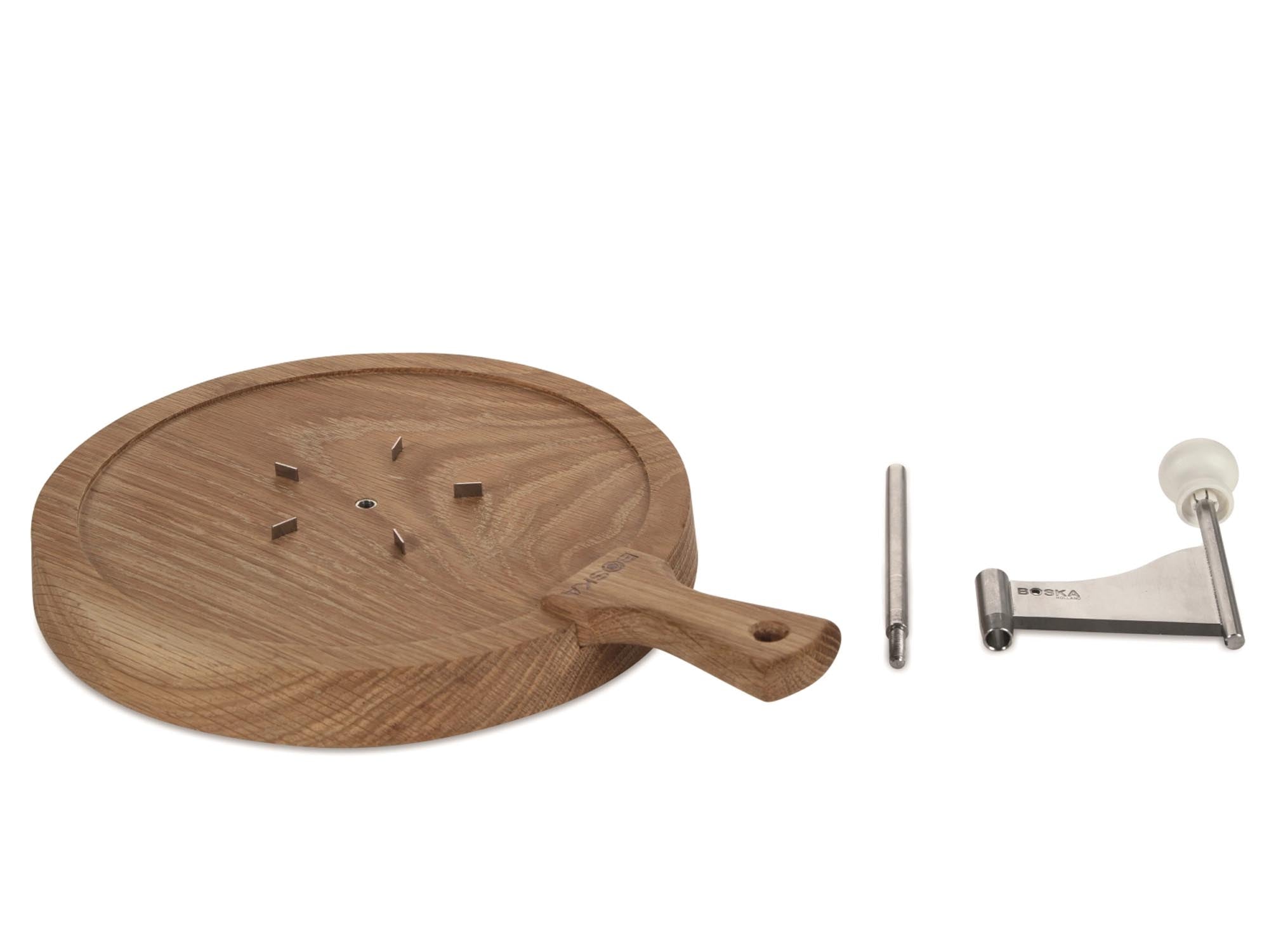 Hochwertiger Käseschaber aus Edelstahl und Eiche, perfekt für Käseliebhaber. Pflegeleicht, spülmaschinenfest und sicher in der Anwendung.