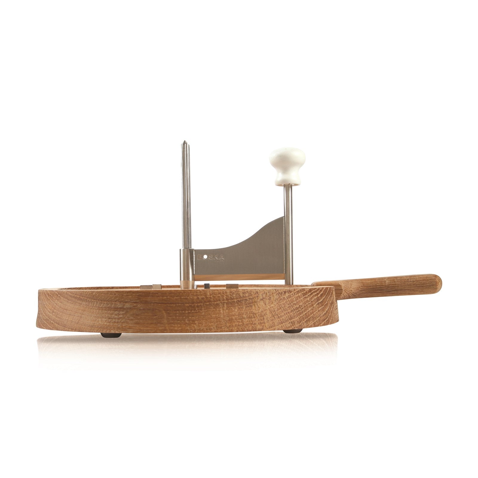 Käseschaber Friends von Boska: Robuster Edelstahl und eleganter Eiche-Griff für müheloses Käse schneiden und stilvolles Servieren.