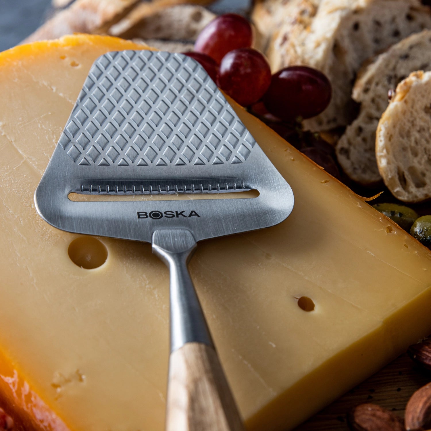 Käsehobel Oslo+ von Boska, perfekt für feine Käsescheiben. Maße: L:230xB:75xH:20mm, modernes und funktionales Design für Gourmets.