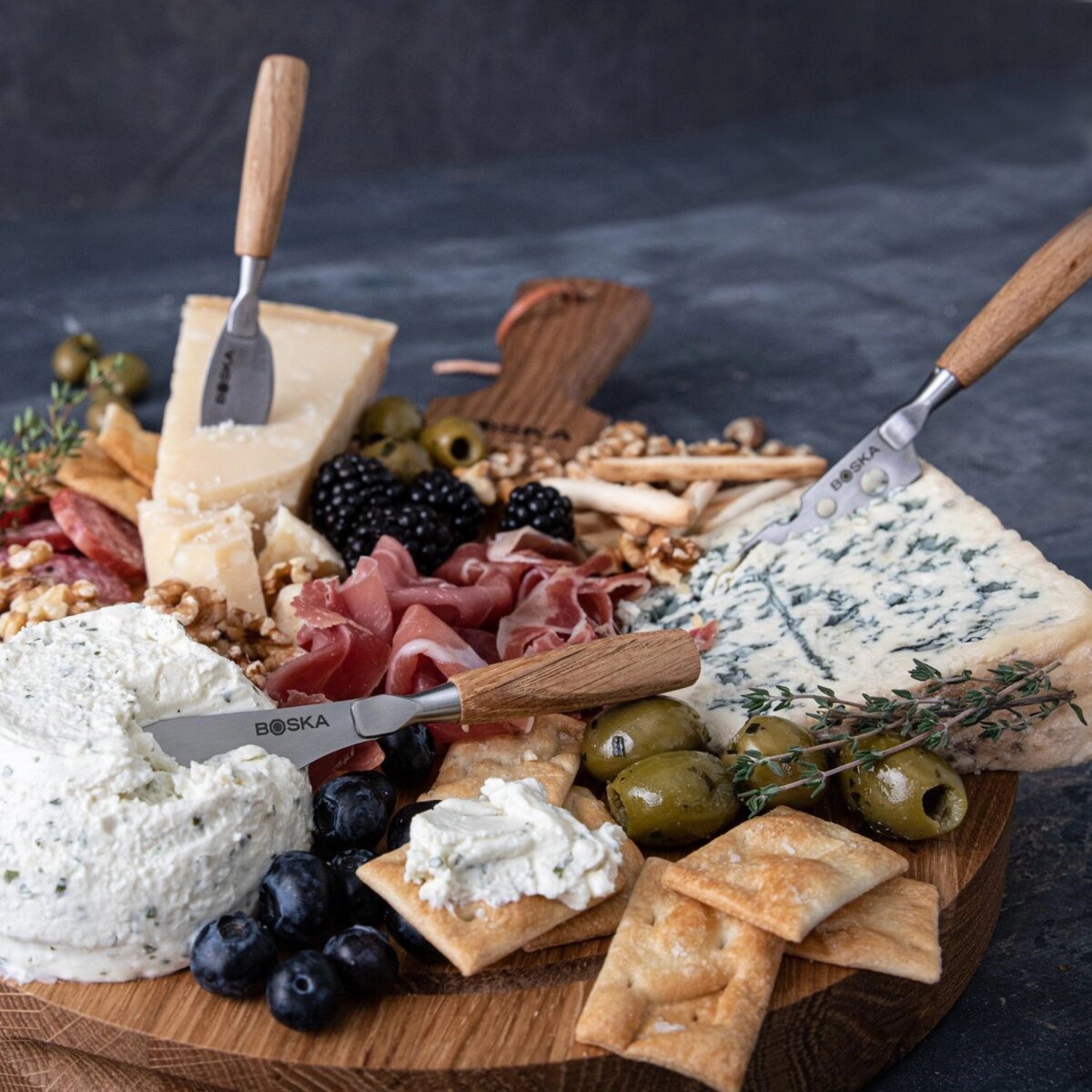 Genießen Sie mit dem Käse-Set Rund Friends von Boska stilvolle Käsemomente: Robuste Eichenholzplatte und langlebige Edelstahlwerkzeuge für jeden Anlass.