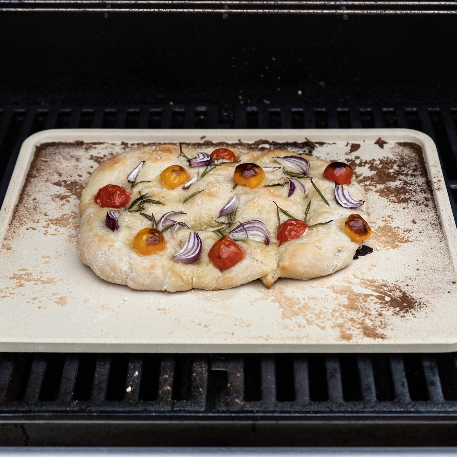Rechteckiger Pizzastein aus Kordorit (32x40 cm) von Boska, ideal zum Backen von Pizza im Ofen oder Grill, sorgt für knusprigen Boden.