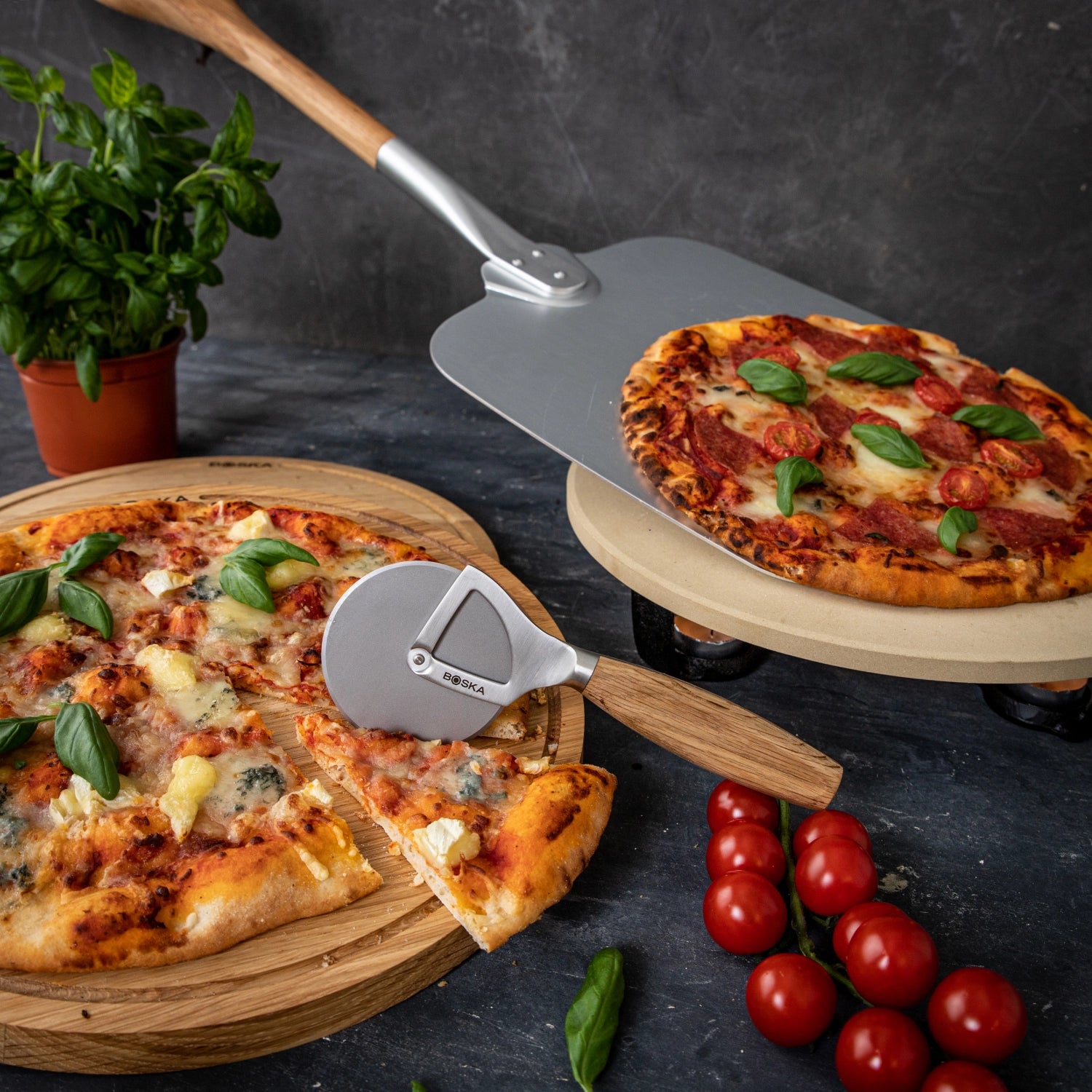 Hochwertige Pizzaschaufel aus leichtem Aluminium mit stilvollem Eichenholzgriff von Boska, perfekt für die Zubereitung und den Genuss von Pizza.