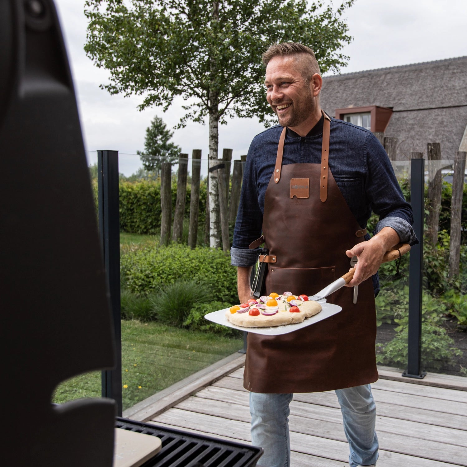 Elegante Pizzaschaufel aus Aluminium mit einem edlen Eichenholzgriff von Boska, ideal für das Servieren und Backen von Pizza.