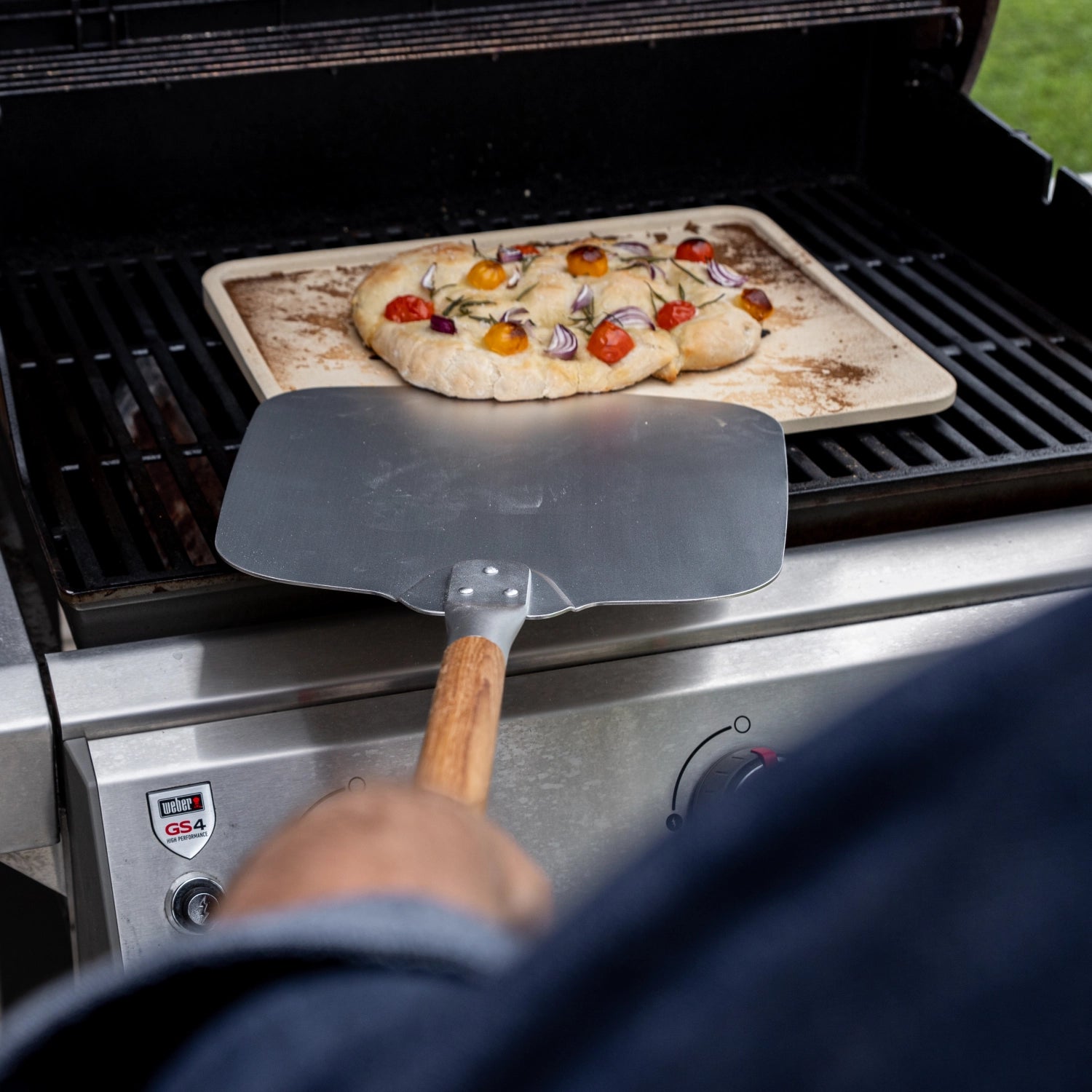 Hochwertige Pizzaschaufel aus leichtem Aluminium mit stilvollem Eichenholzgriff von Boska, perfekt zum Backen und Servieren von köstlicher Pizza.