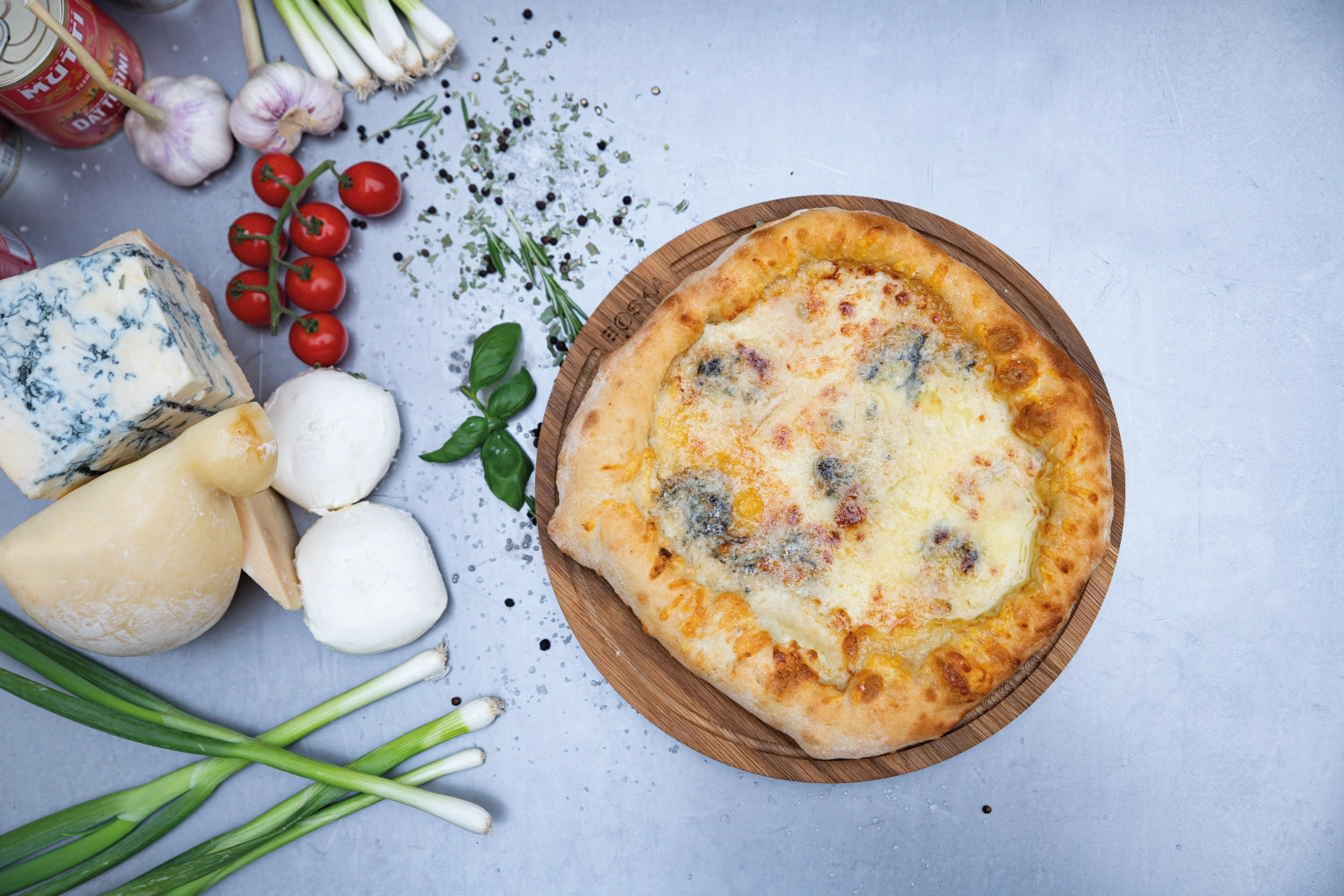 Rustikales Pizzabrett aus Eichenholz von Boska, Ø29 cm, perfekt zum Servieren und Schneiden von Pizza, robust und stilvoll.