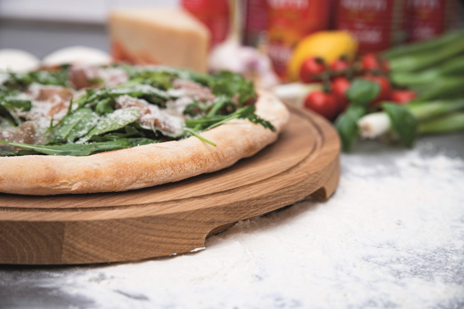 Elegantes Pizzabrett aus hochwertigem Eichenholz mit einem Durchmesser von 34 cm, ideal für die Präsentation und Zubereitung von köstlichen Pizzen.