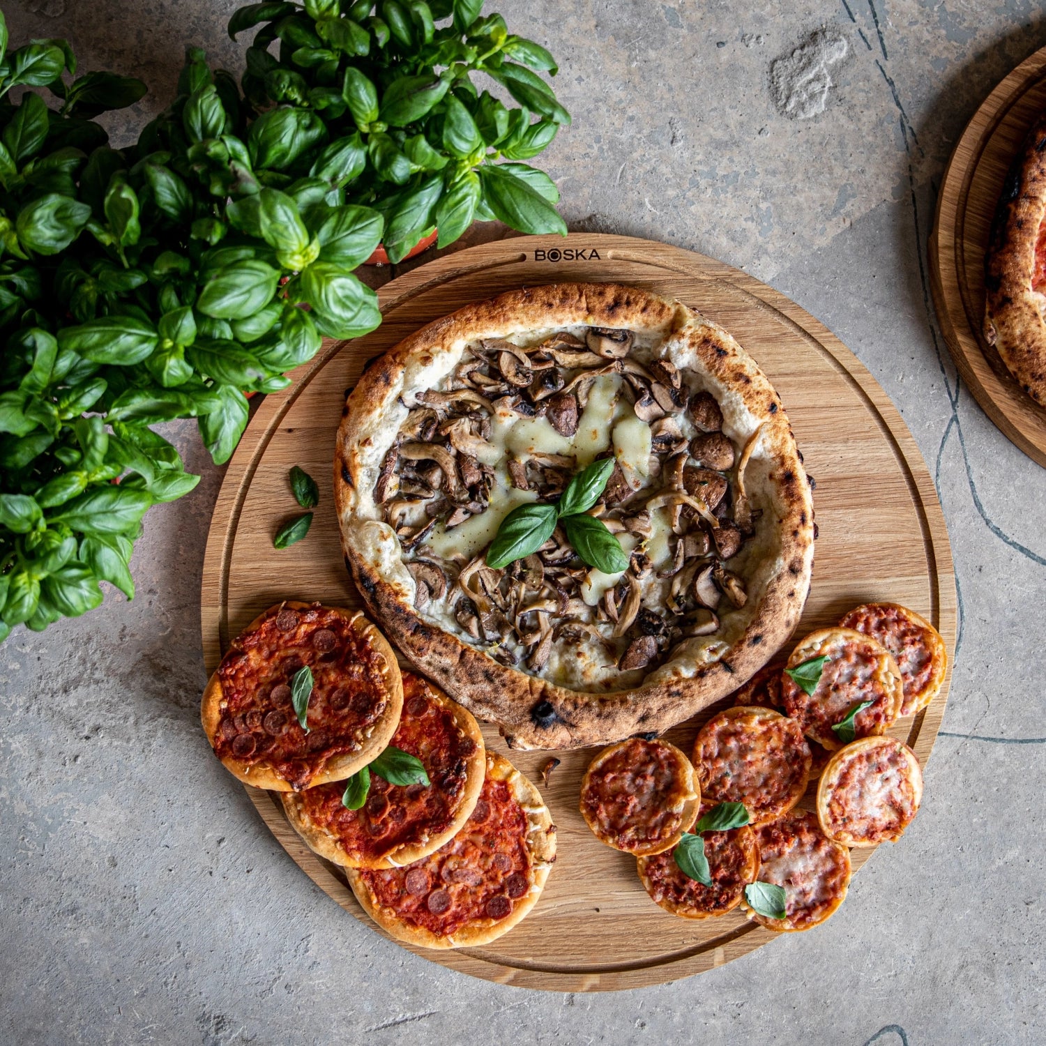 Großes Pizza Board "Friends XXL" von Boska mit einem Durchmesser von 47 cm, perfekt für gesellige Pizzaabende und stilvolles Servieren.