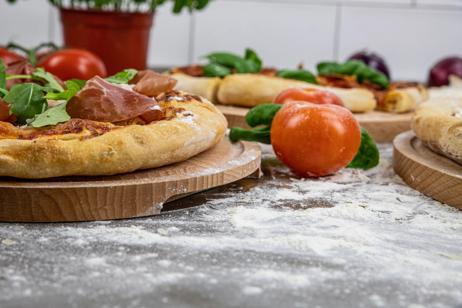 Elegantes Pizzabrett Amigo L von Boska, Ø34xH1.5cm, aus robustem Holz, ideal für die Präsentation und Zubereitung von köstlicher Pizza.