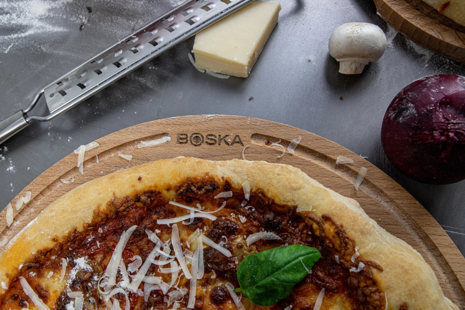Hochwertiges Pizzabrett Amigo L von Boska, Ø34xH1.5cm, aus langlebigem Holz, perfekt zum Servieren und Schneiden von Pizza.