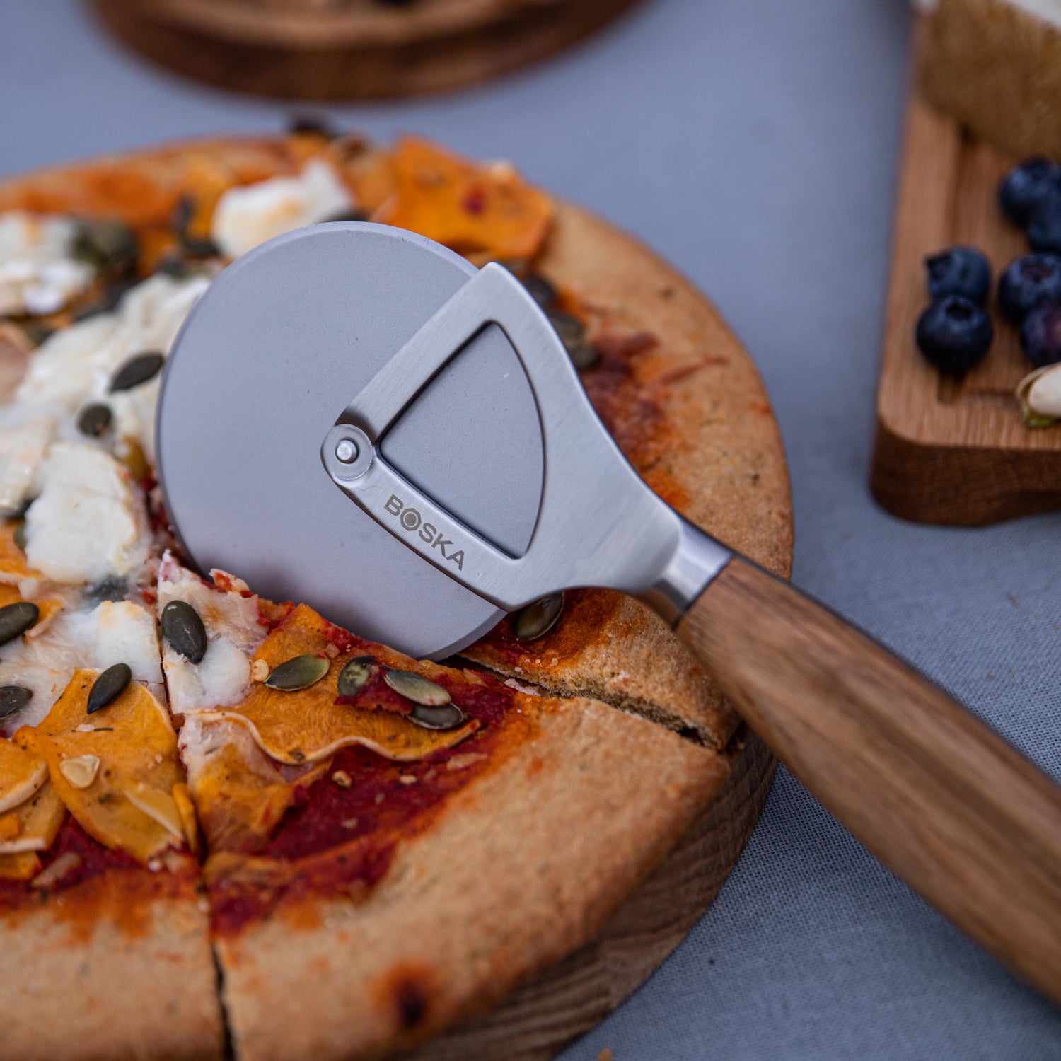 Pizzarad Oslo+ von Boska, ideal zum perfekten Schneiden und Servieren von Pizza, robustes Design, für ein unvergessliches Pizza-Erlebnis.