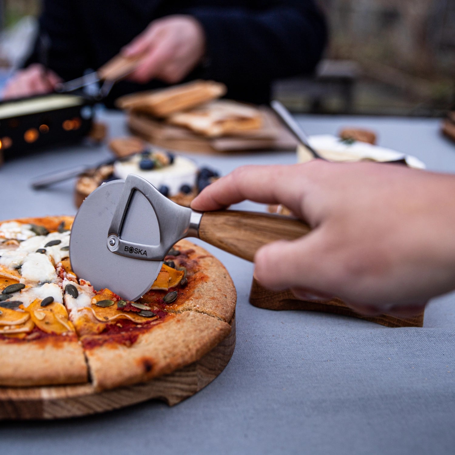Elegantes Pizzarad Oslo+ von Boska, ideal für präzises Schneiden und stilvolles Servieren von Pizza in jedem Zuhause.