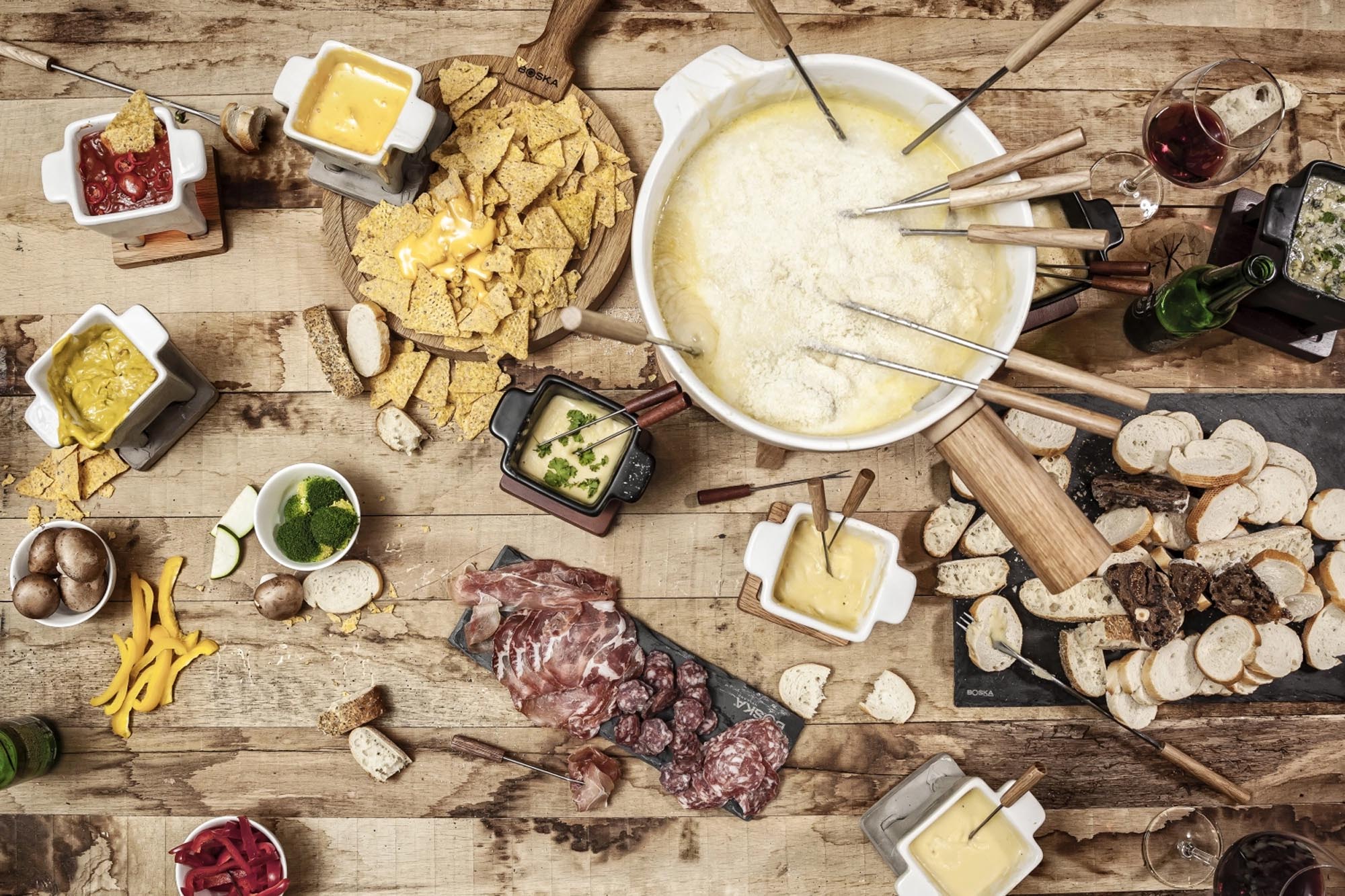 Das Party Fondue Mr. Big 6.5lt von Boska: Elegantes Design aus Edelstahl, Eiche und Keramik für gesellige Fondue-Abende mit grossen Gruppen.