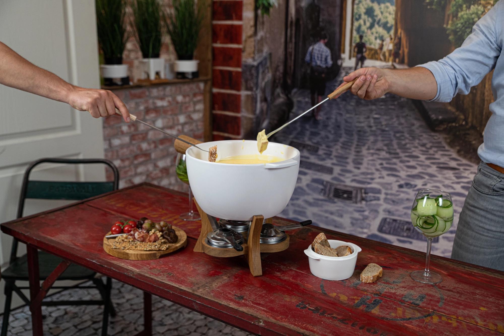 Das Party Fondue Mr. Big 6.5lt von Boska: Elegantes Design aus Edelstahl, Eiche und Keramik für gesellige Fondue-Abende mit grossen Gruppen.