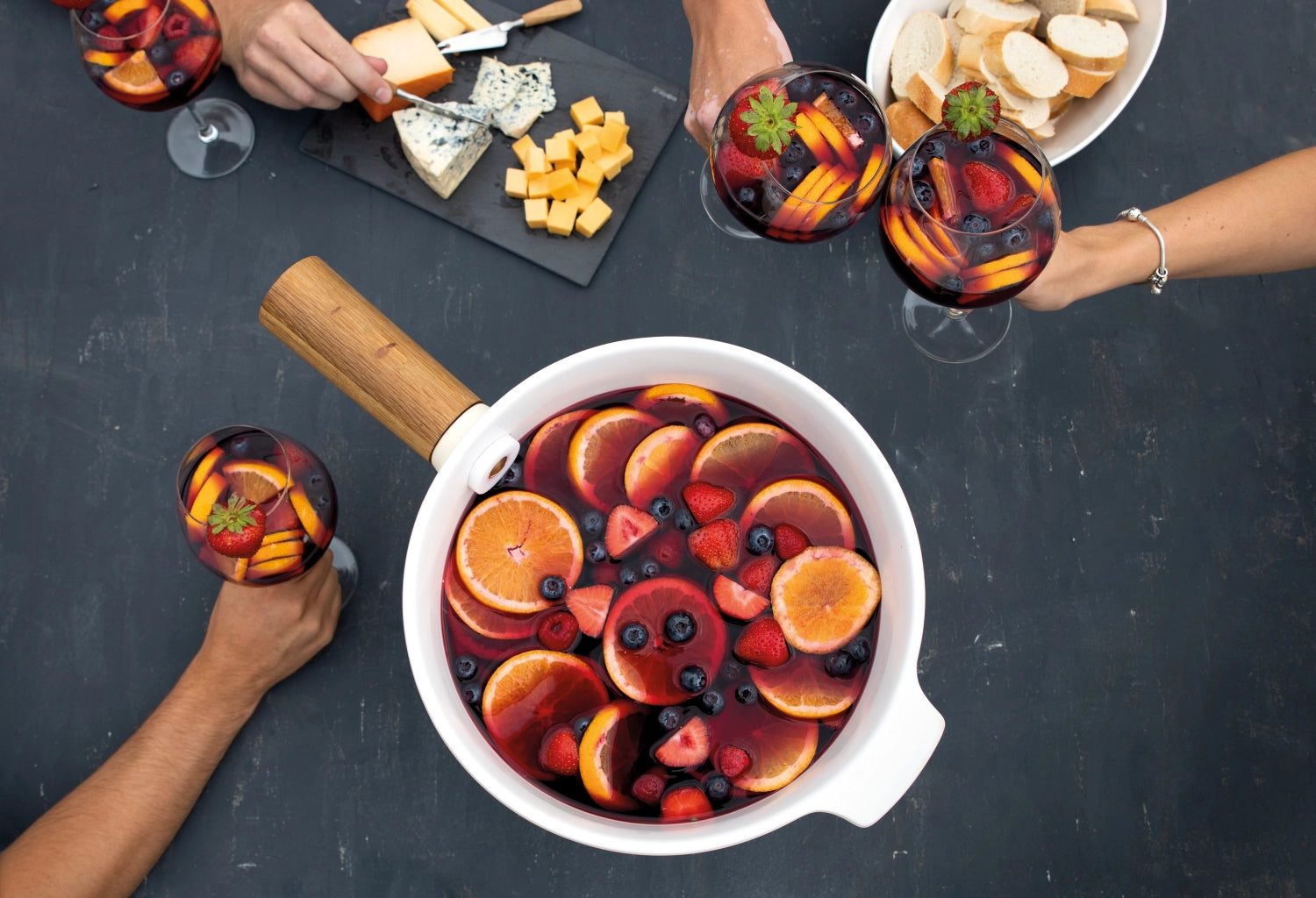 Das Party Fondue Mr. Big 6.5lt von Boska bietet Platz für viele Gäste und sorgt für unvergessliche Fondue-Abende mit köstlichem Käse und Schokolade.