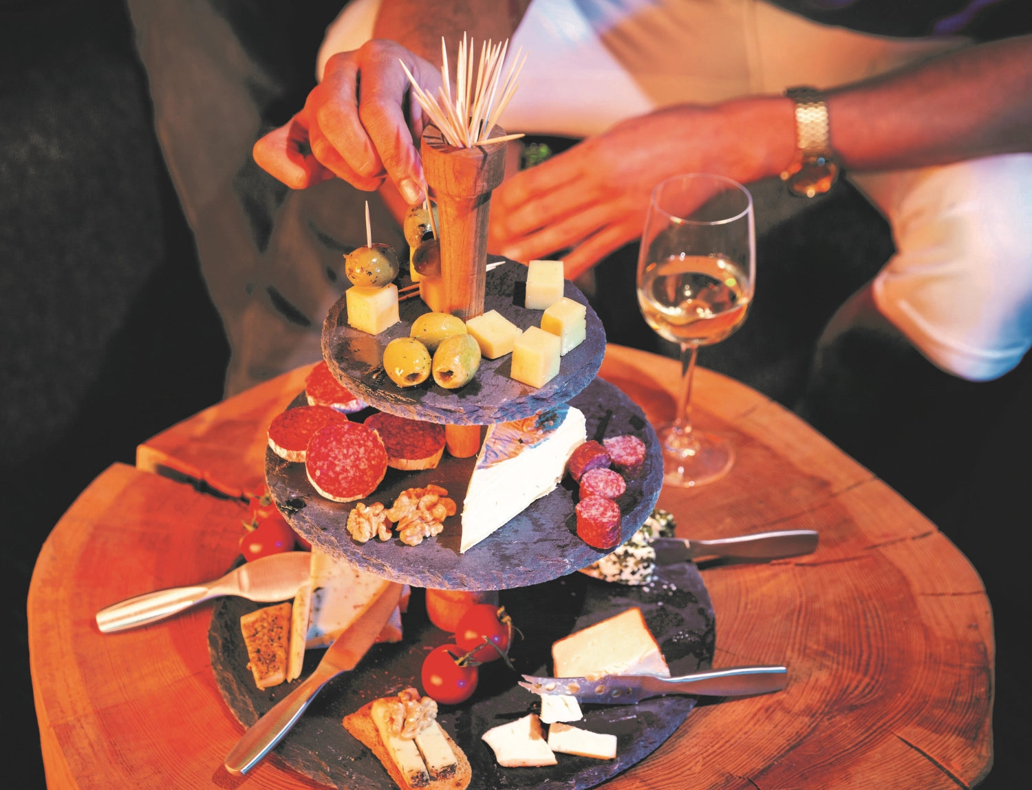 Eleganter Party Tower in Schwarz aus Edelstahl und Schiefer mit Eiche, ideal für stilvolle Buffets und kreative Snack-Präsentationen.