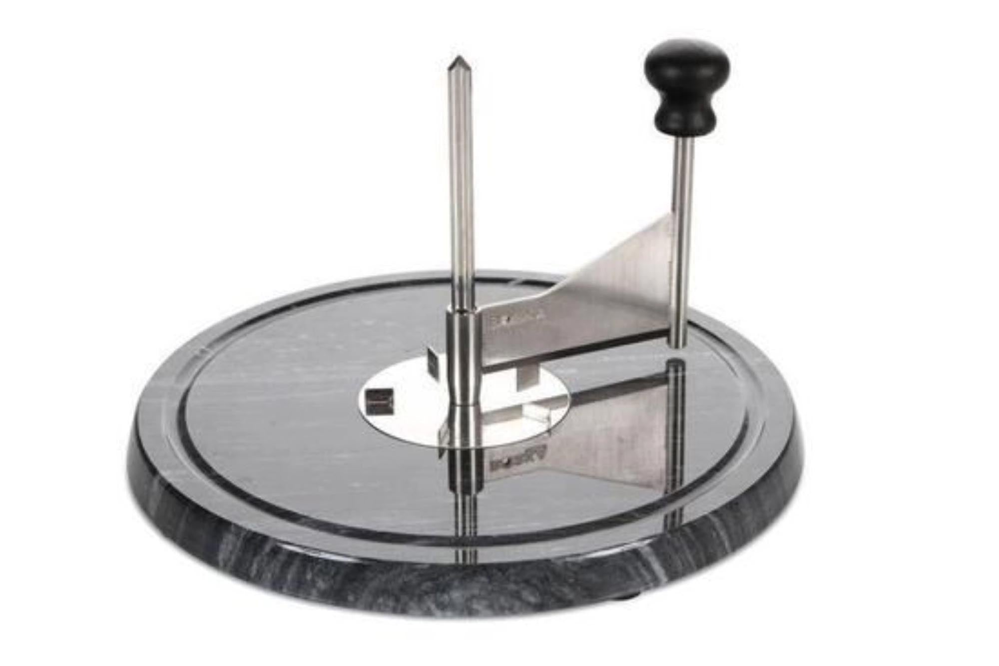 Entdecken Sie die runde Kasserolle mit Deckel von Revol. Ideal für 20cl Portionen, in edler Gusseisen-Optik. Perfekt für stilvolles Kochen!