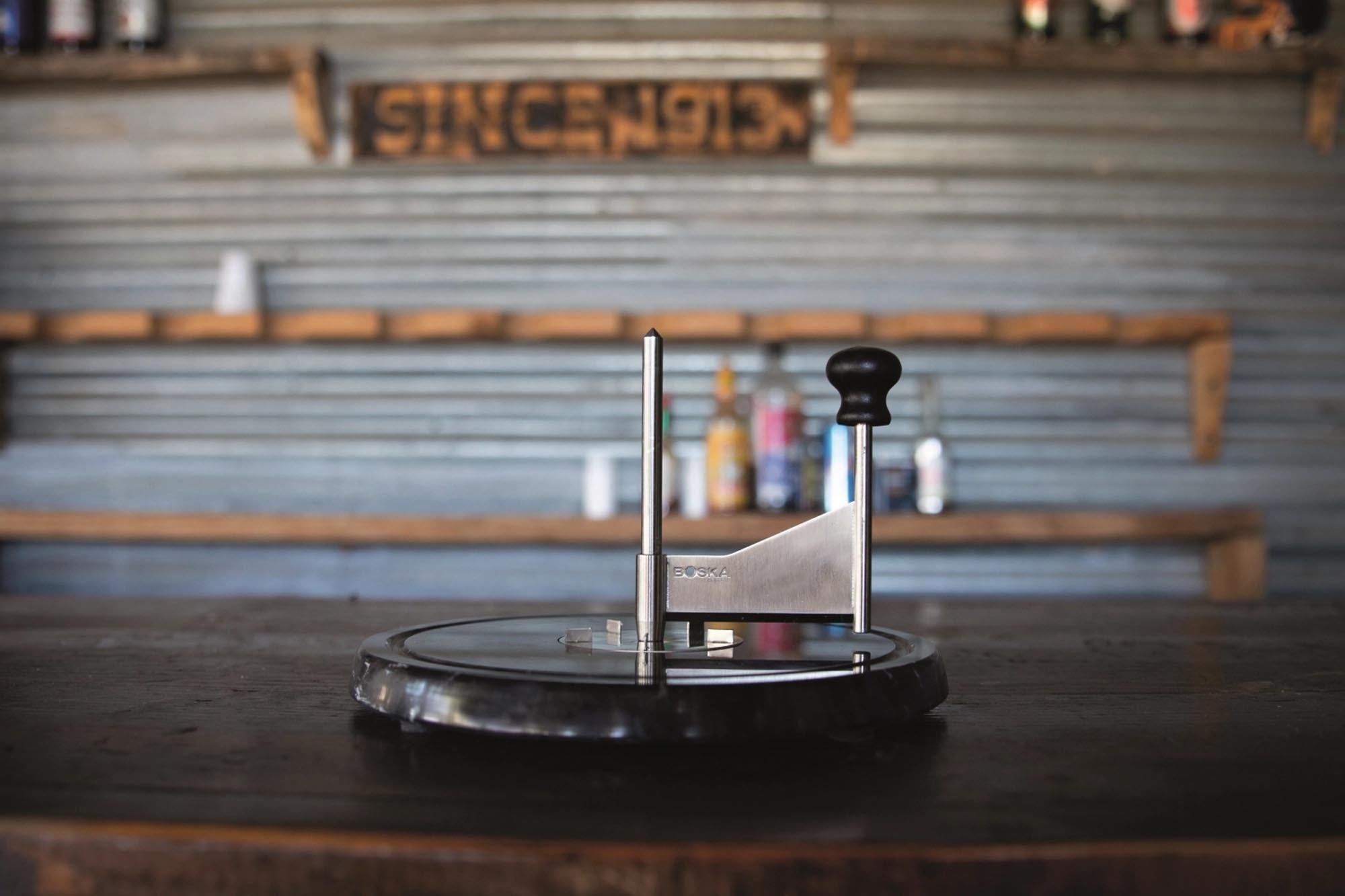 Hochwertiger Käseschaber aus Marmor und Edelstahl von Boska – perfekt für Käseliebhaber, um Käse stilvoll zu schneiden und zu präsentieren.