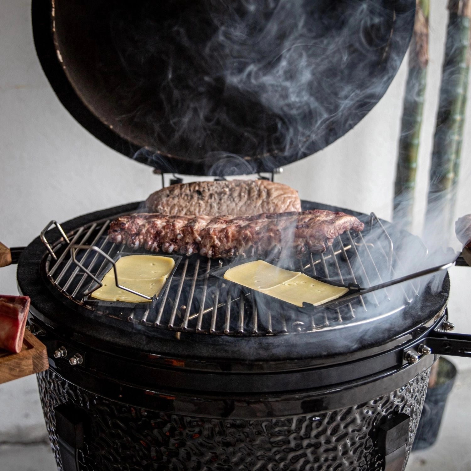 Schwarze Cheese Barbeclette® von Boska aus Edelstahl und Kunststoff, ideal für Raclette-Abende, Maße 270x90x10 cm.
