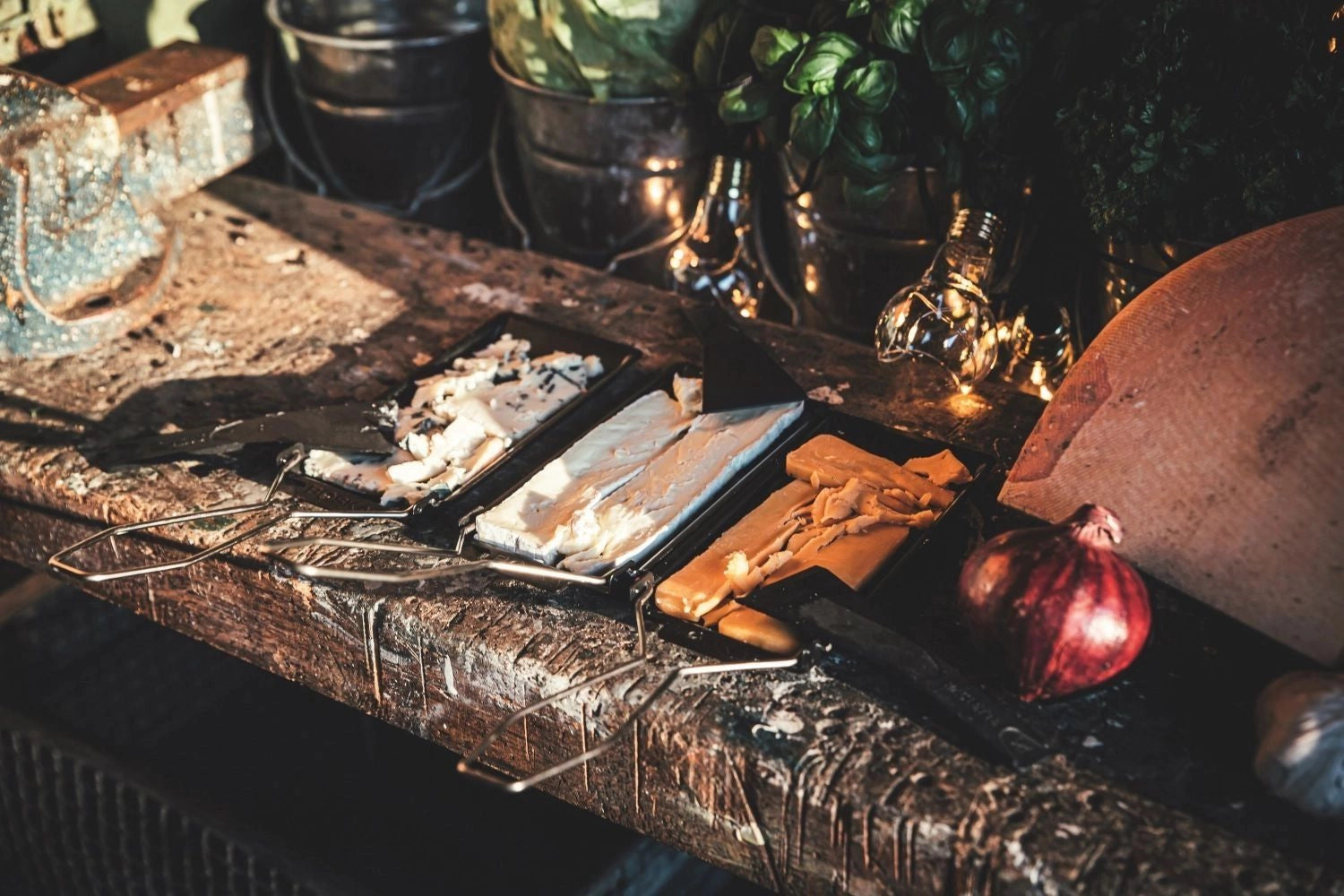 Elegante schwarze Cheese Barbeclette® von Boska, gefertigt aus robustem Edelstahl und Kunststoff, perfekt für gesellige Raclette-Abende, Maße 270x90x10 cm.