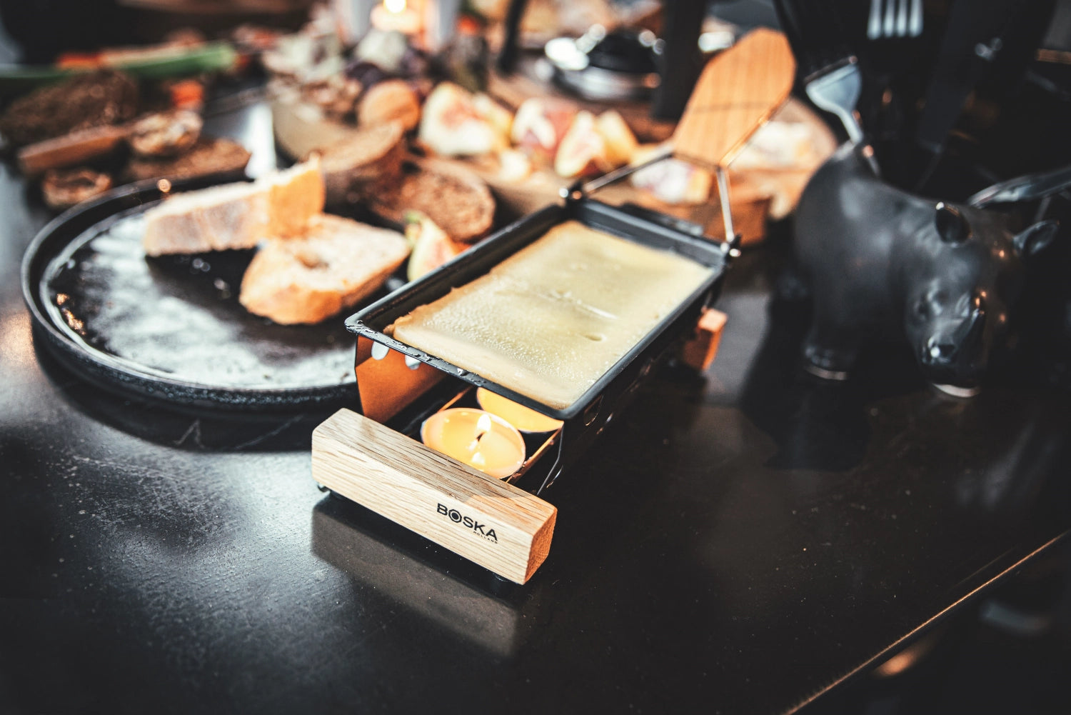 Elegante Partyclette® ToGo Oslo aus hochwertiger Eiche, ideal für Raclette-Abende unterwegs, kompakte Maße: 19.5x9.5x5.0cm.