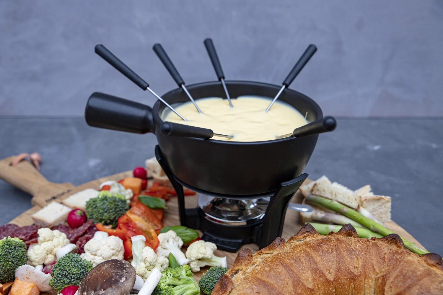 Elegantes Fondue-Set Nero von Boska, 1.3L, ideal für gesellige Abende, kombiniert stilvolles Design mit praktischer Nutzung für köstliche Fondue-Erlebnisse.