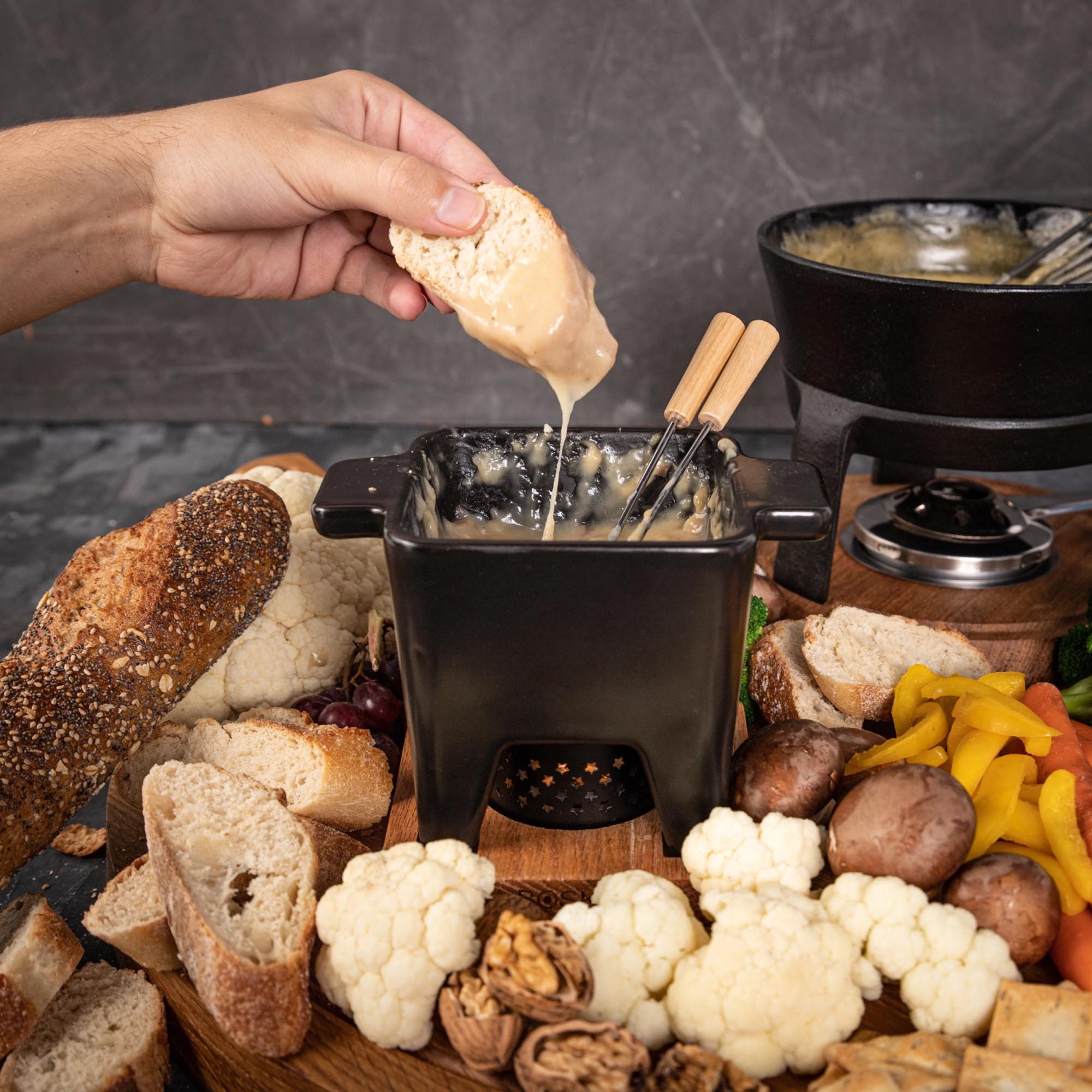 Genießen Sie mit dem Fondue Nero L 400ml von Boska ein unvergessliches Tapas-Erlebnis. Perfekt für gesellige Abende und köstliche Saucen!