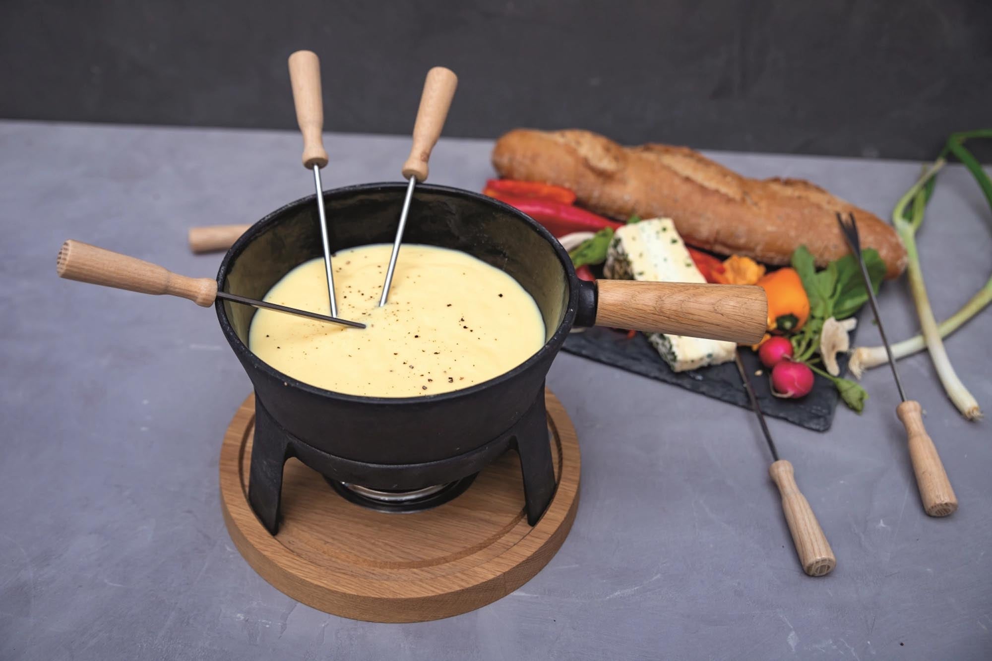 Erleben Sie gesellige Abende mit dem Fondueset Pro L von Boska. 1,8L Gusseisen für gleichmäßige Wärme, stabiler Eichenholzständer, ideal für Fondue.