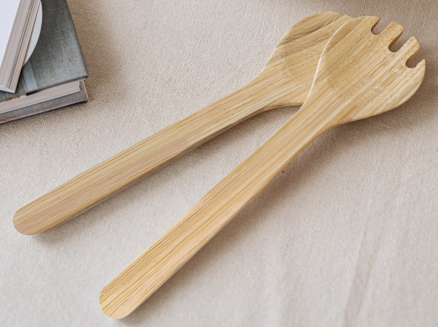 Elegantes Salatbesteck aus 28 cm natürlichem Bambus, perfekt für umweltbewusste Genießer, entworfen von Nuts Innovations.