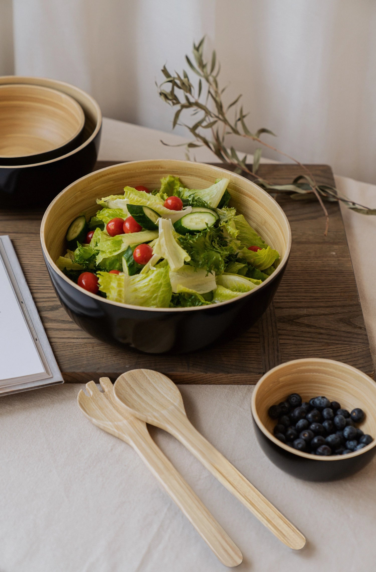 Elegantes 28 cm langes Salatbesteck aus natürlichem Bambus, perfekt für umweltbewusste Genießer und stilvolles Servieren von frischen Salaten.
