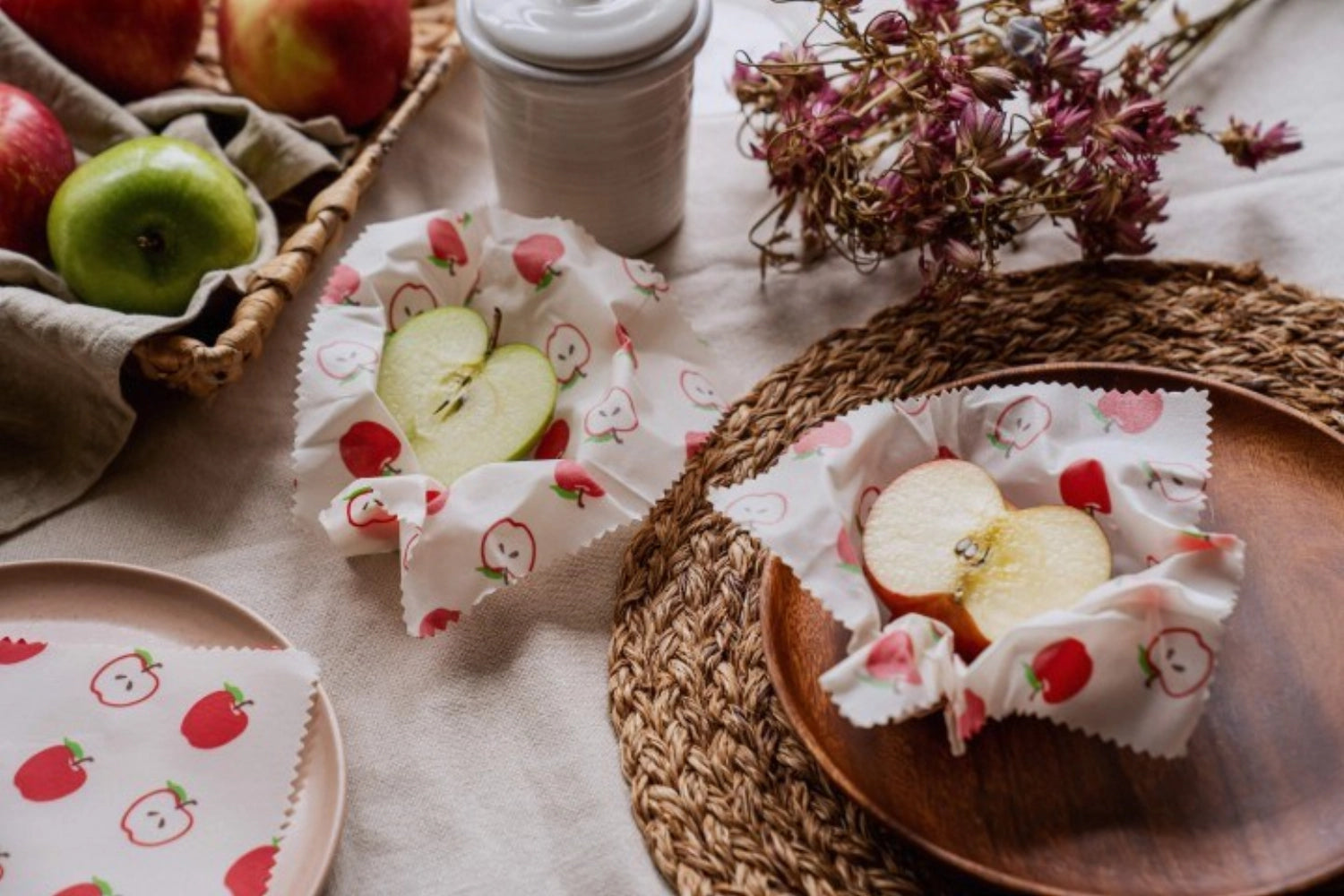Entdecken Sie die umweltfreundlichen 2er Bienenwachs Wraps im Apfel-Design (20x20 cm) – ideal zum Einwickeln von Lebensmitteln und nachhaltig!