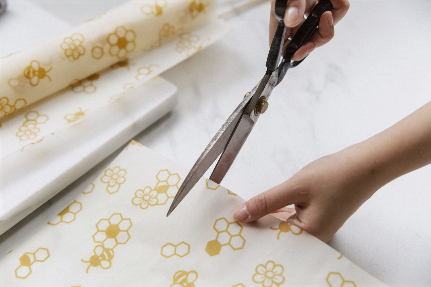 Entscheiden Sie sich für die Bienenwachstuch-Rolle Biene 30.5x90cm von Nuts Innovations – die nachhaltige Lösung für frische Lebensmittel und ein schönes Küchendesign.