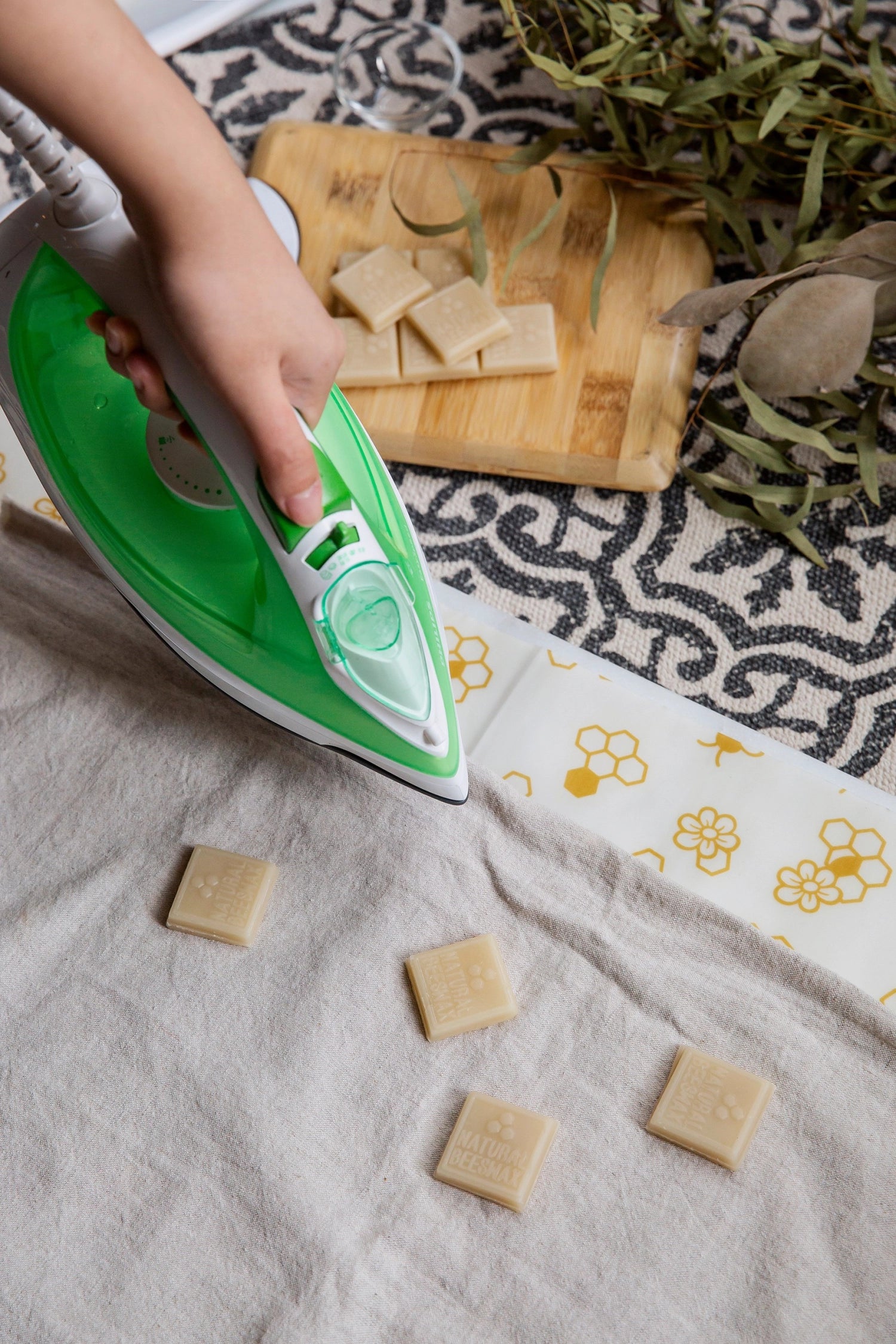 Frischen Sie Ihre Bienenwachstücher nachhaltig auf mit dem Bienenwachs-Nachwachsset von Nuts Innovations. Ideal für umweltbewusste Haushalte!