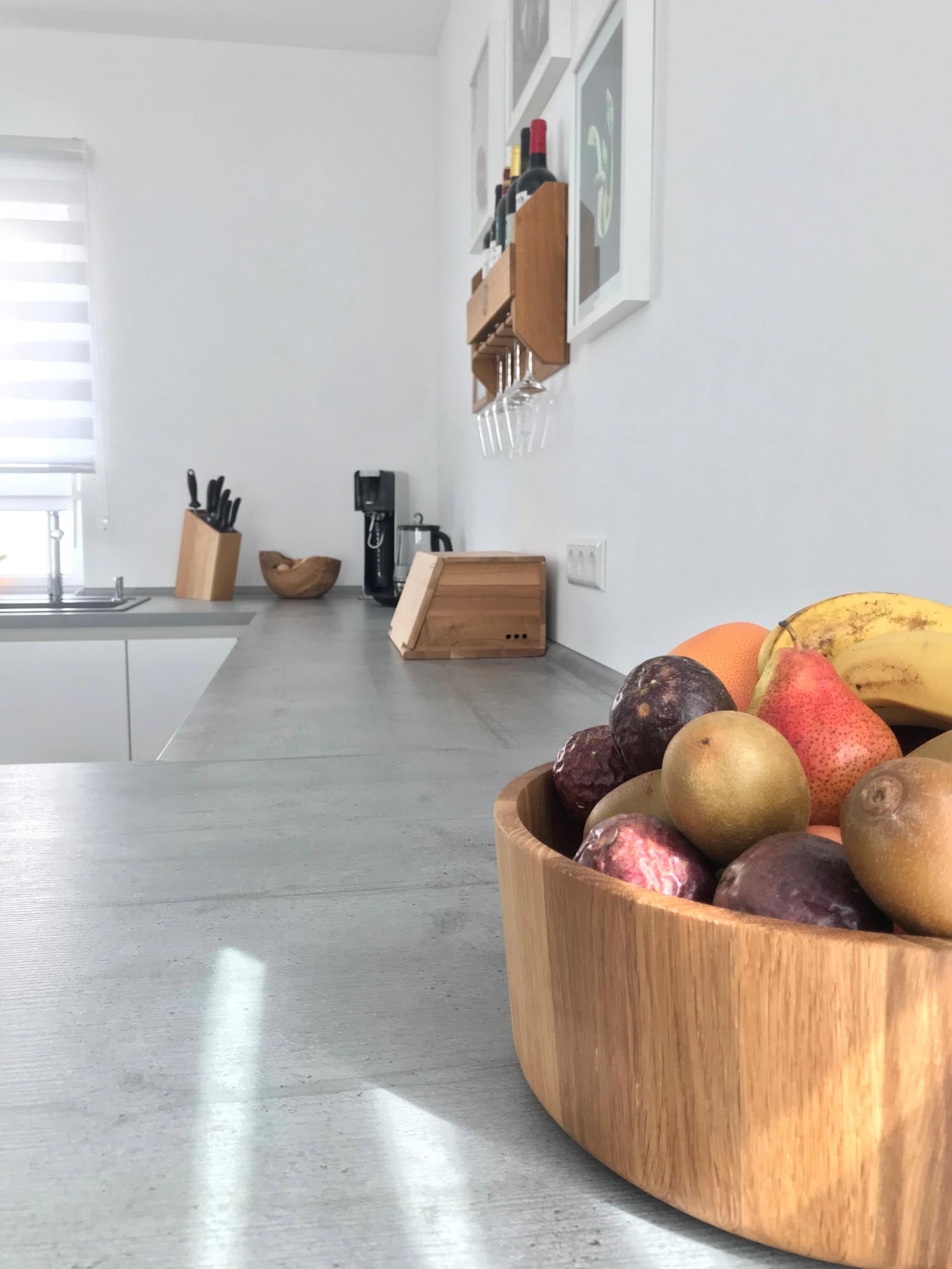 Elegante Eiche Schüssel von Continenta, 26x10,3 cm – ideal für Salate und Snacks, vereint Funktionalität und Stil in Ihrer Küche.