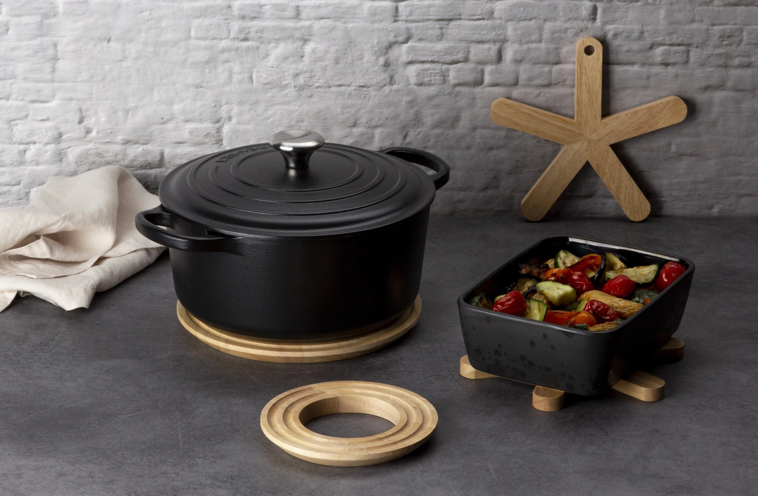 Schützen Sie Ihre Oberflächen stilvoll mit dem runden Gummibaum Untersetzer von Continenta. Ø 21 cm, ideal für heiße Küchenutensilien.