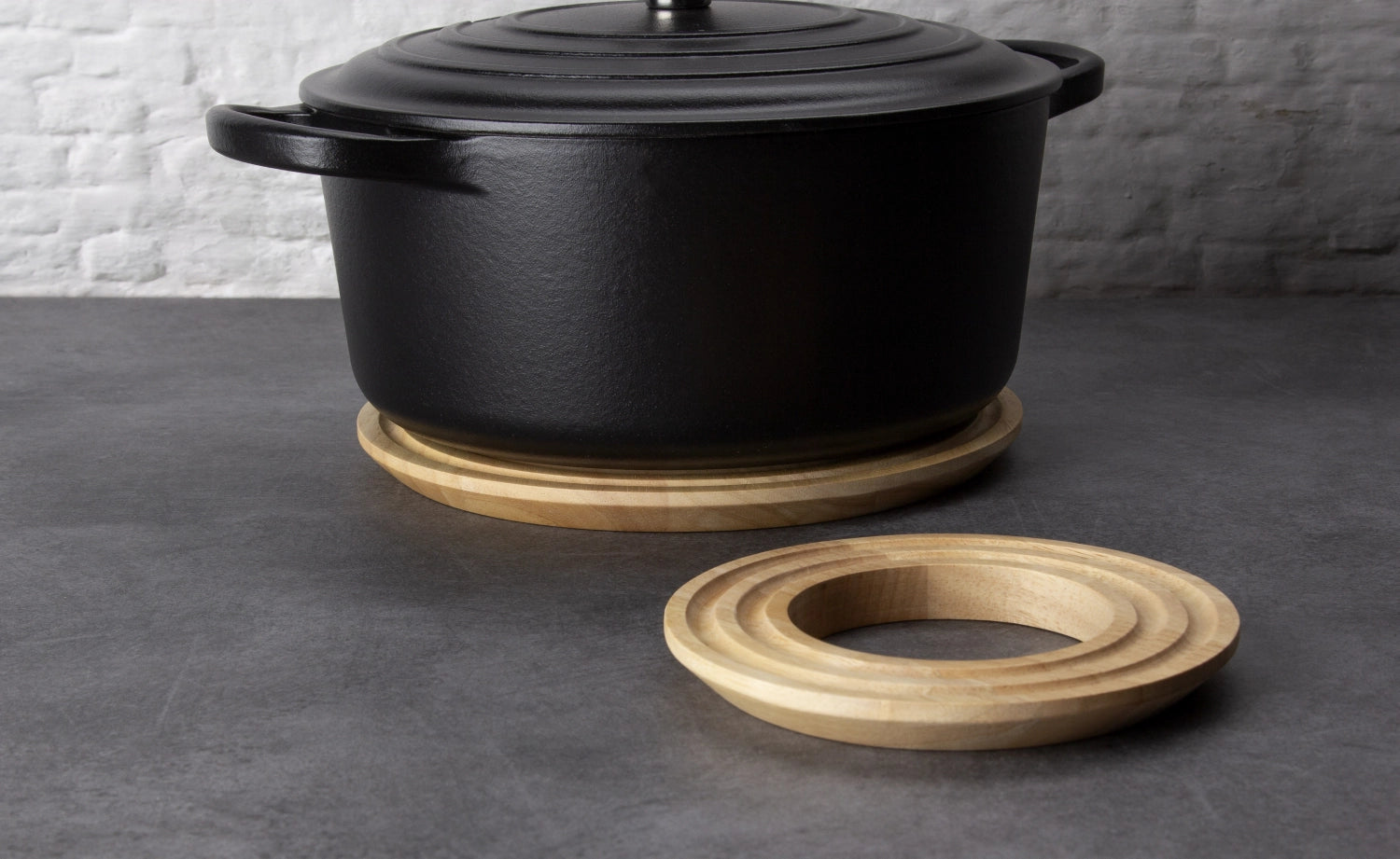 Schützen Sie Ihre Möbel mit dem eleganten Gummibaum Untersetzer von Continenta. Ø 21 cm, perfekt für Töpfe und Pfannen.