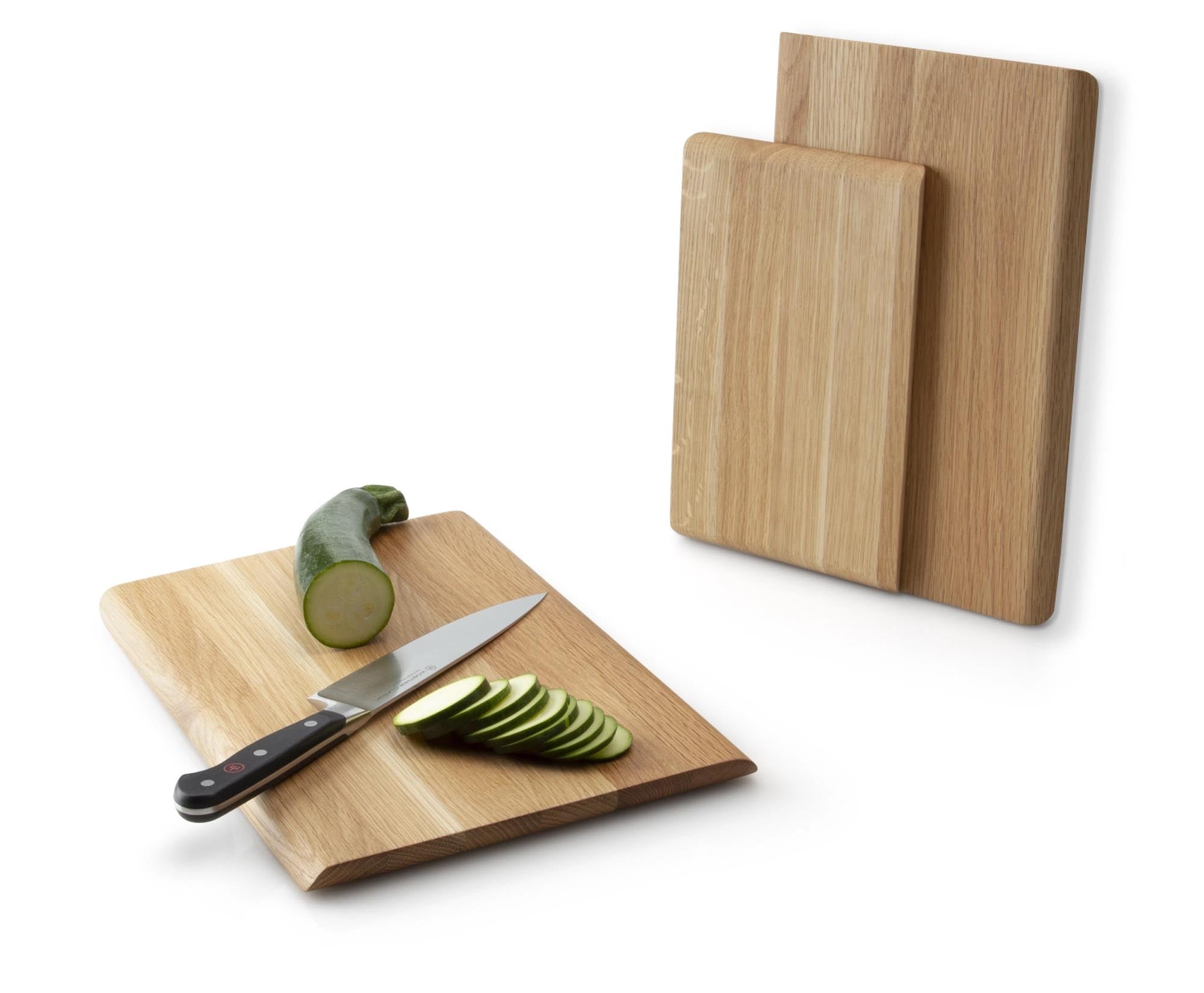 Entdecken Sie das elegante Eiche Schneidebrett von Continenta (36x24x1,8 cm) – robust, antibakteriell und perfekt für jede Zubereitung!