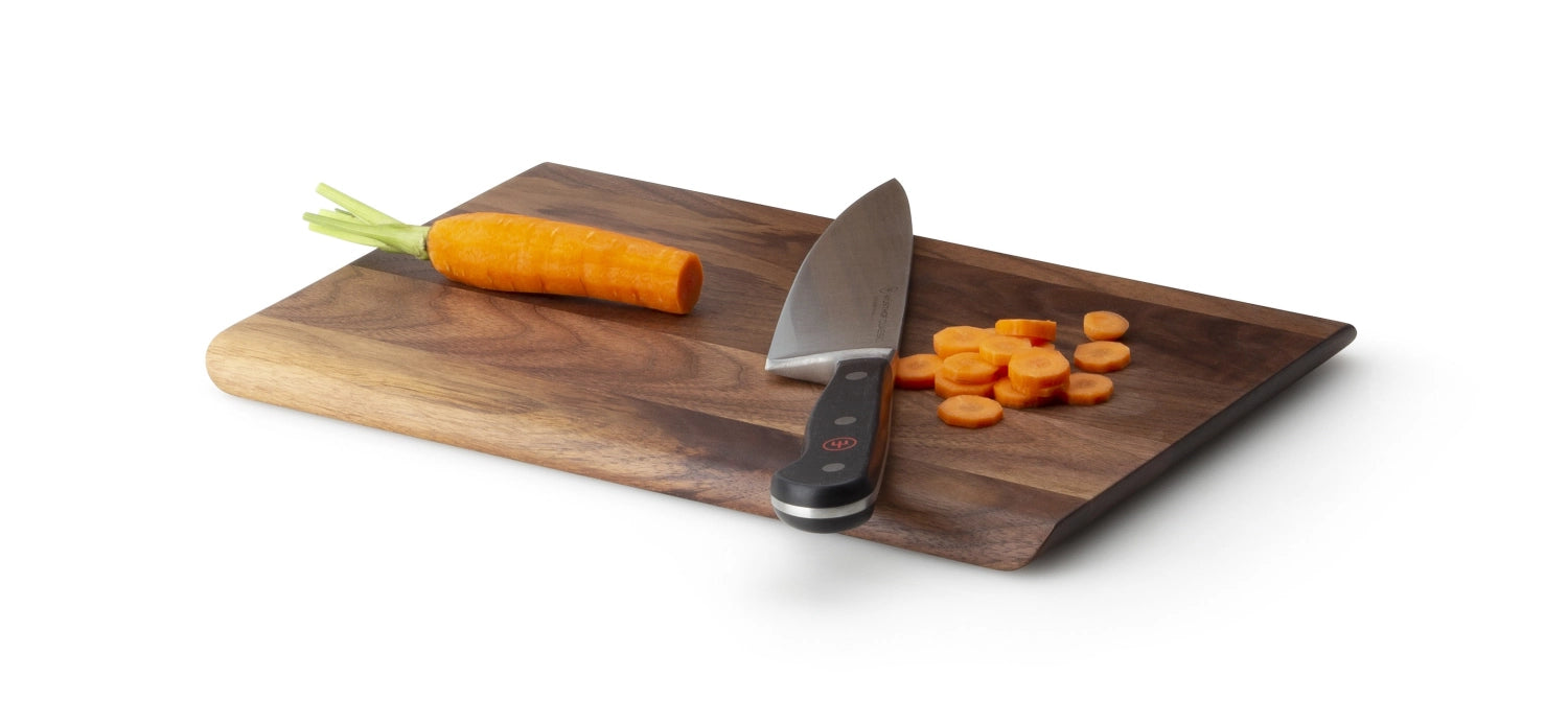 Entdecken Sie das stilvolle Walnuss Schneidebrett von Continenta (30x20x1.5 cm) – ideal für Schneidarbeiten und als elegantes Servierbrett.