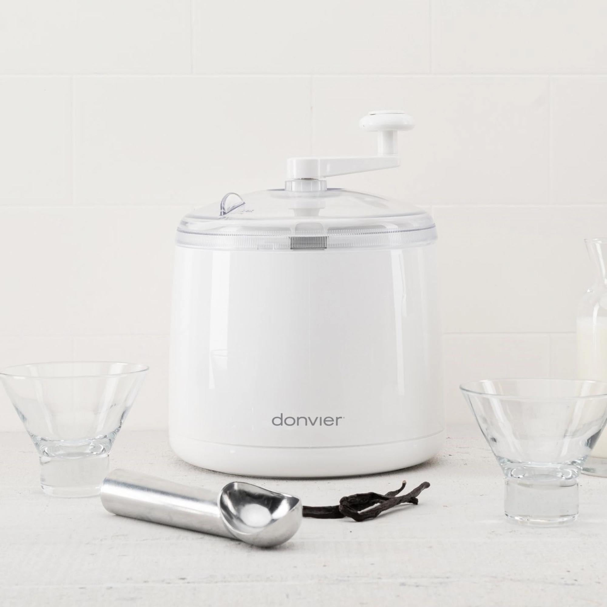 Kompakter DONVIER Ice-Cream Maker 0.9L in elegantem Weiss, ideal für cremiges Eis, Sorbets & Frozen Yogurt. Robust & benutzerfreundlich.