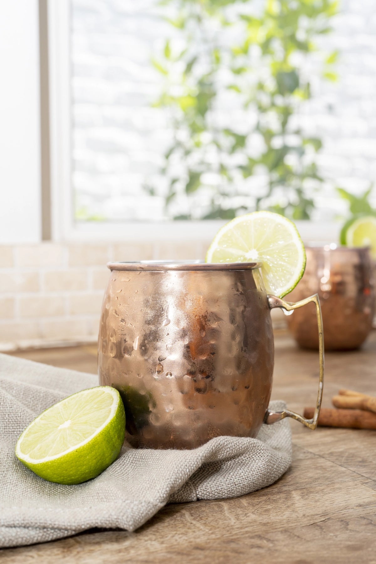 Roter Moscow-Mule-Becher aus gehämmertem Edelstahl, Durchmesser 9 cm, Höhe 10 cm, Volumen 45 cl, von Cosy & Trendy.